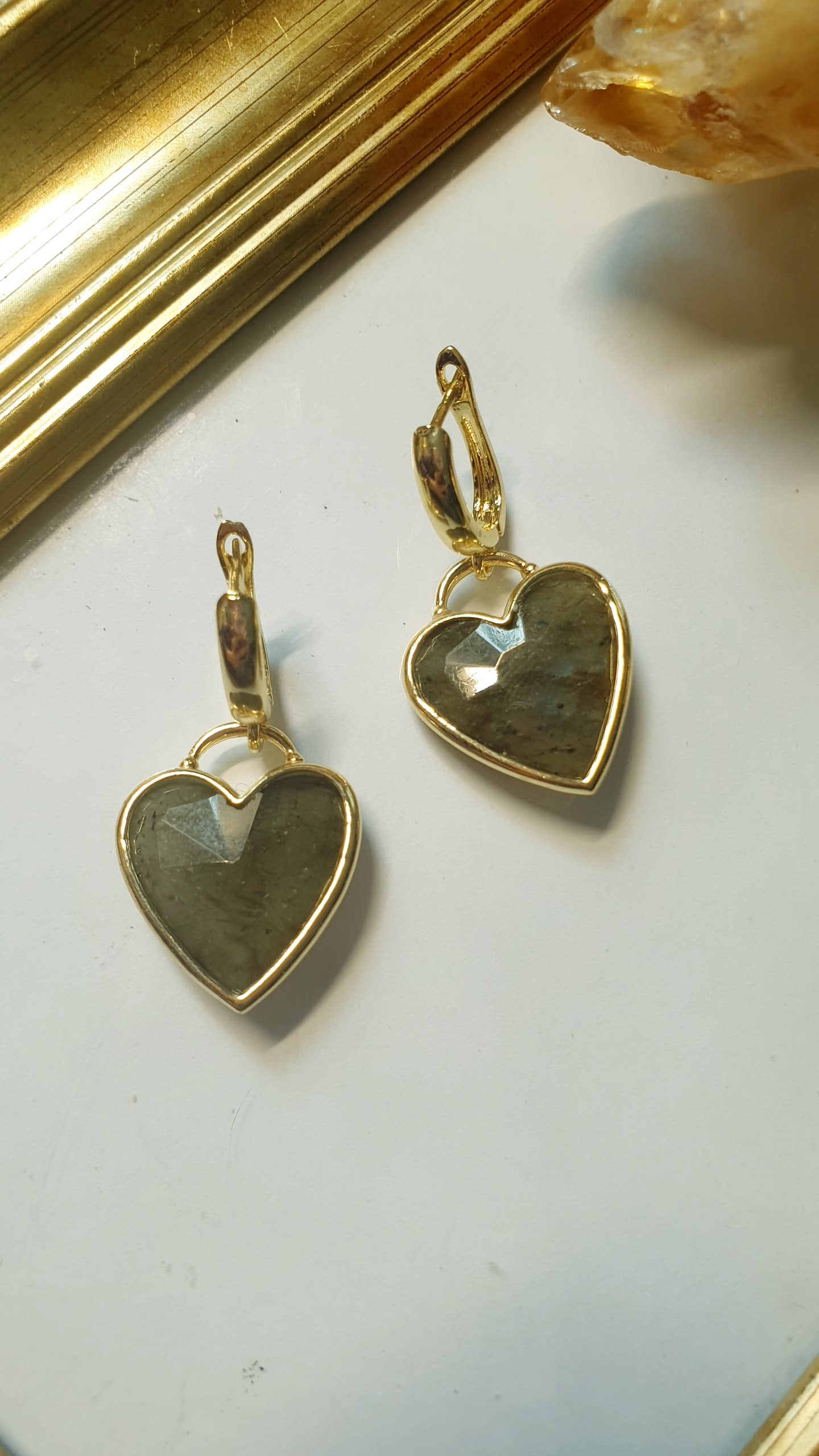 Orecchini in bronzo con cuore di labradorite