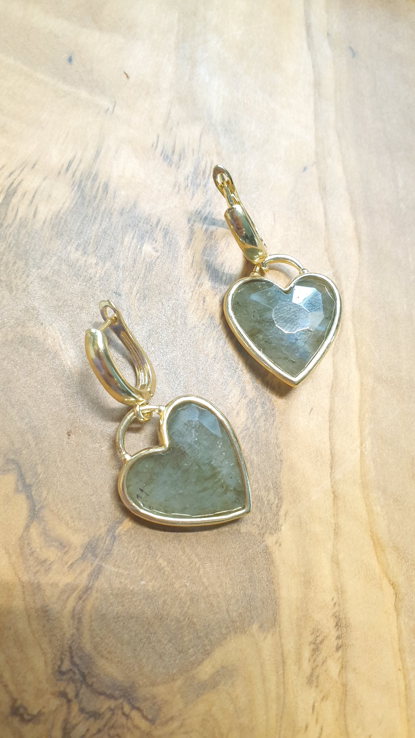 Orecchini in bronzo con cuore di labradorite