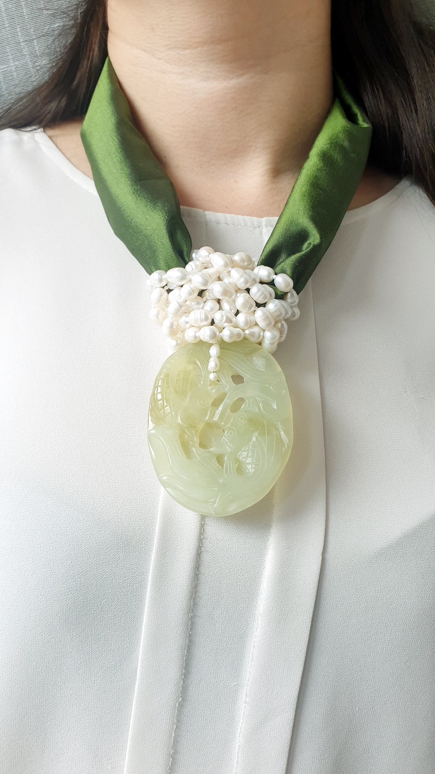 Collana in seta con giada e perle di fiume