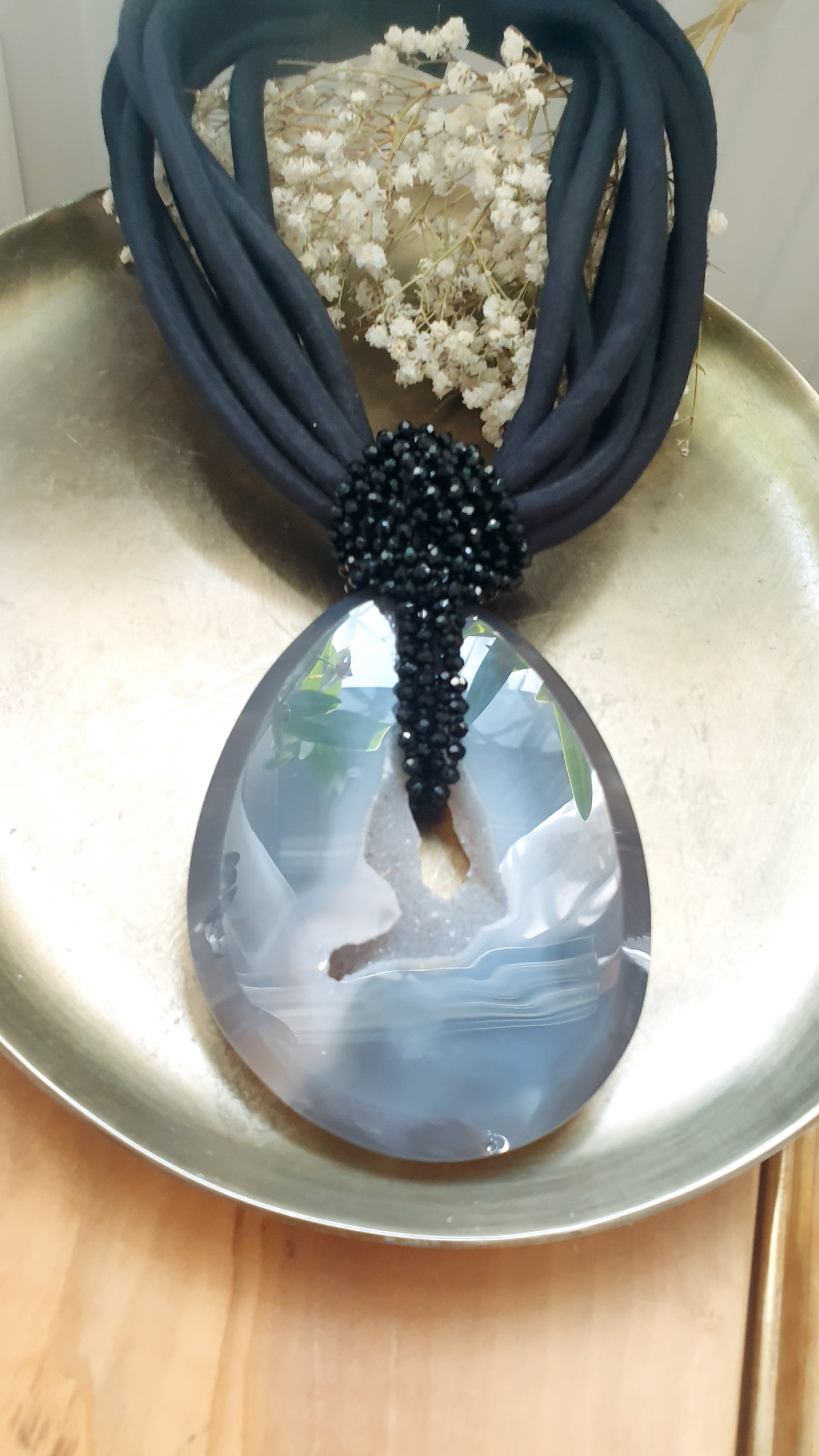 Collana multifilo nera con grande geode di agata e cristalli