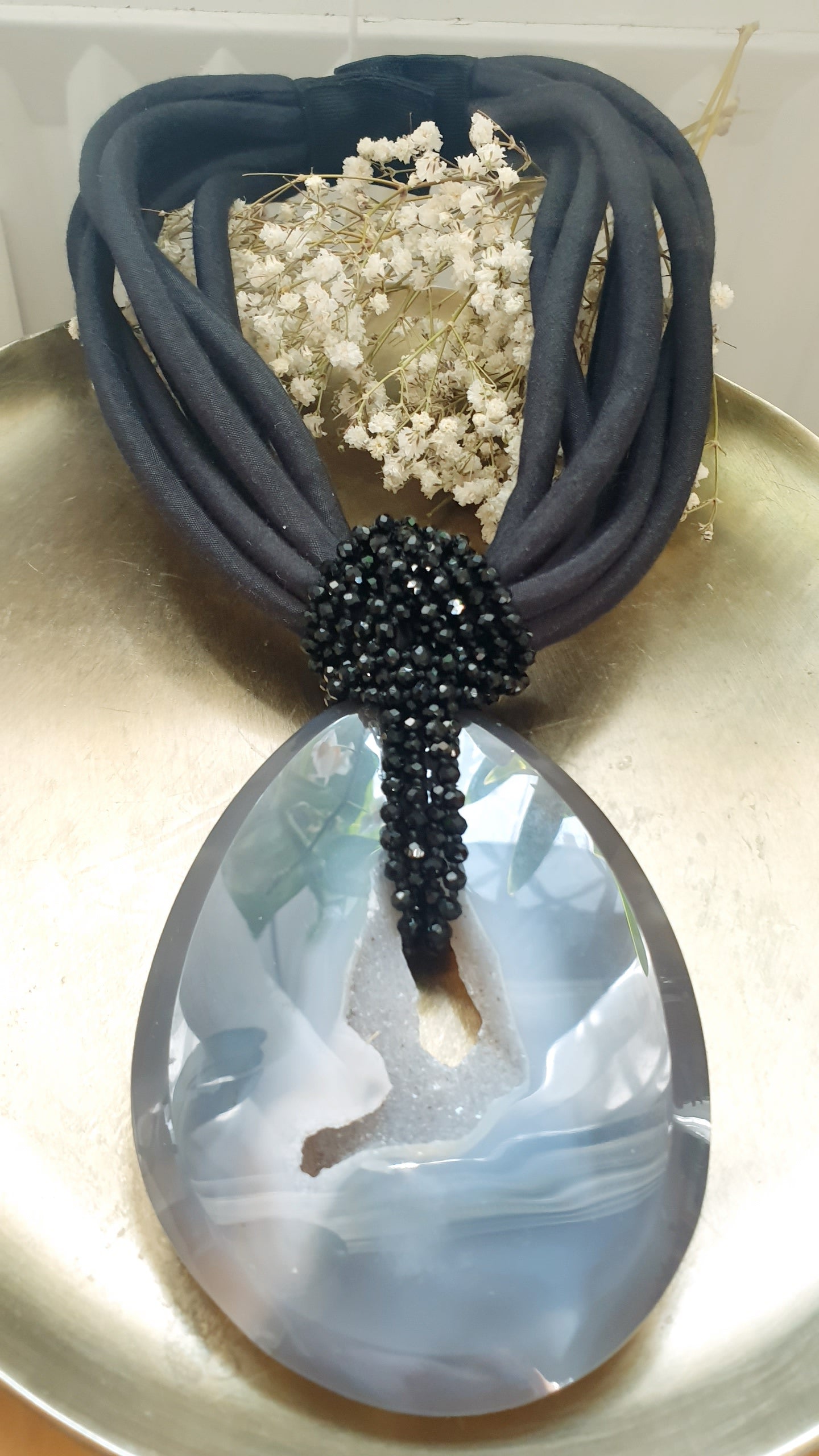 Collana multifilo nera con grande geode di agata e cristalli