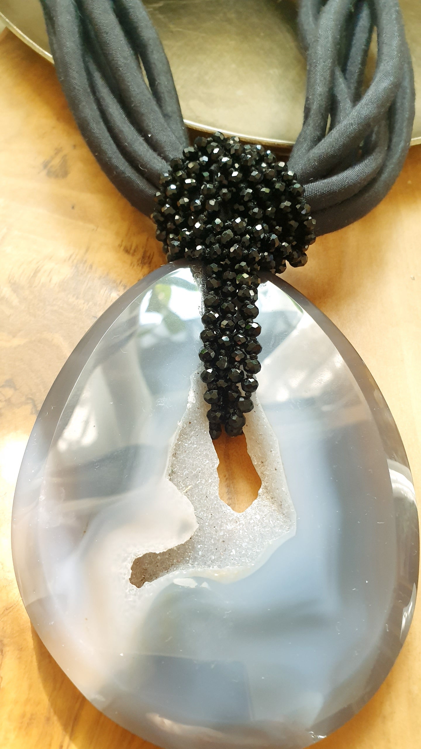 Collana multifilo nera con grande geode di agata e cristalli