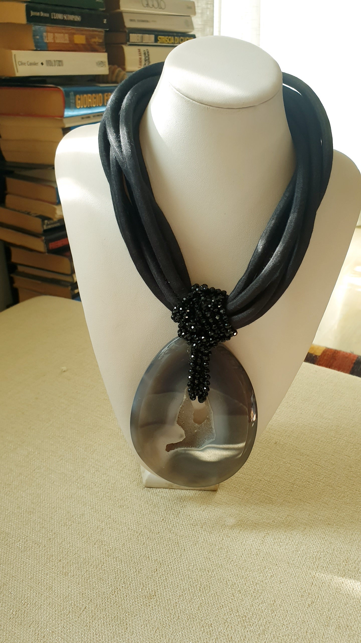Collana multifilo nera con grande geode di agata e cristalli
