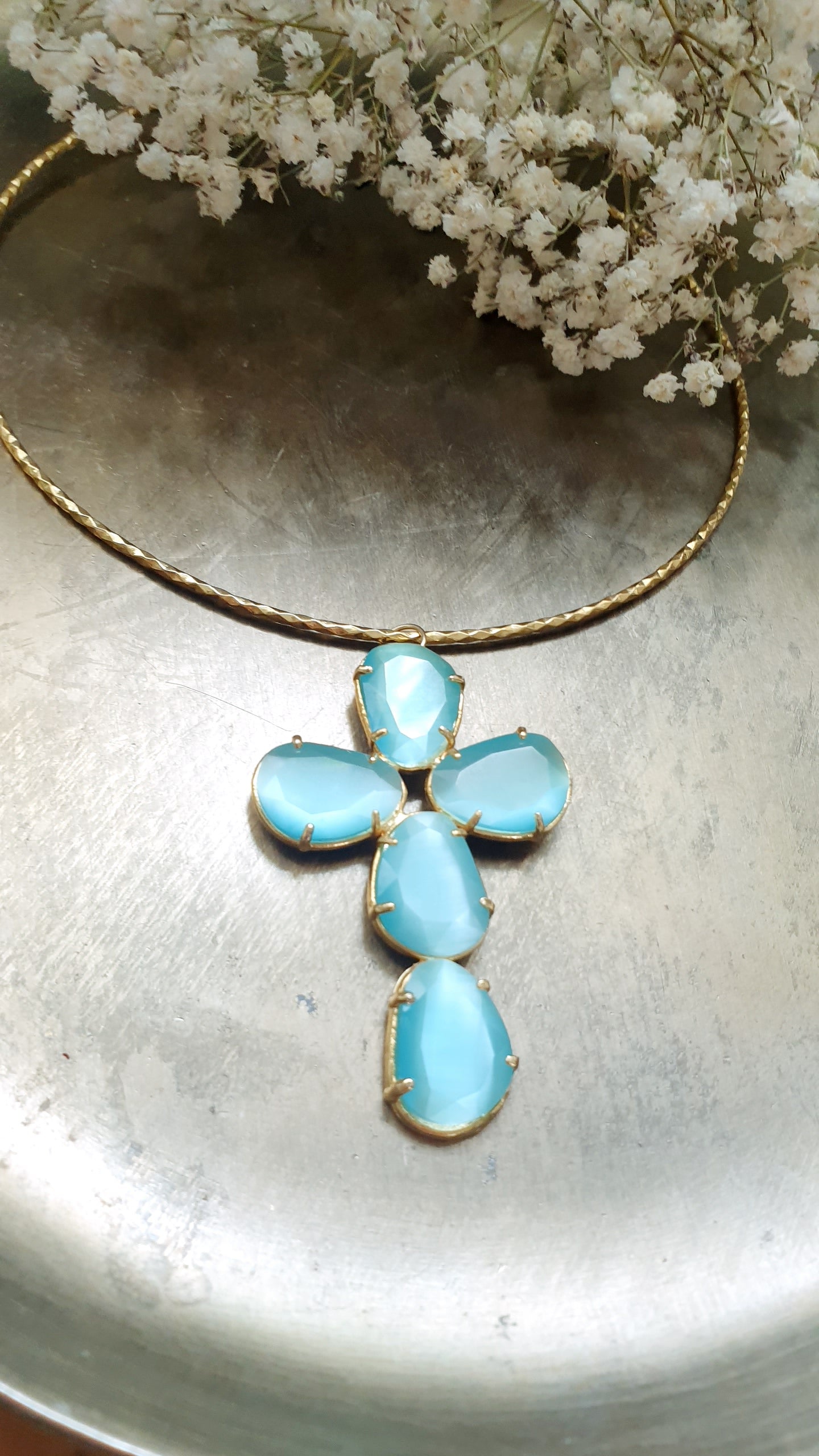 Collana in ottone con croce in occhio di gatto azzurra