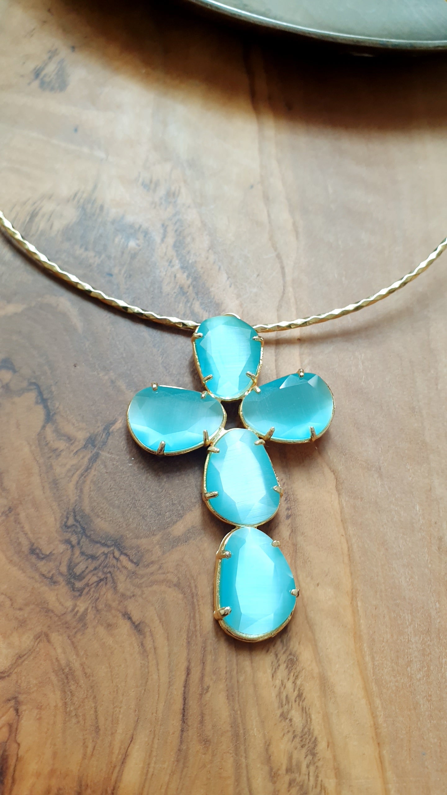 Collana in ottone con croce in occhio di gatto azzurra