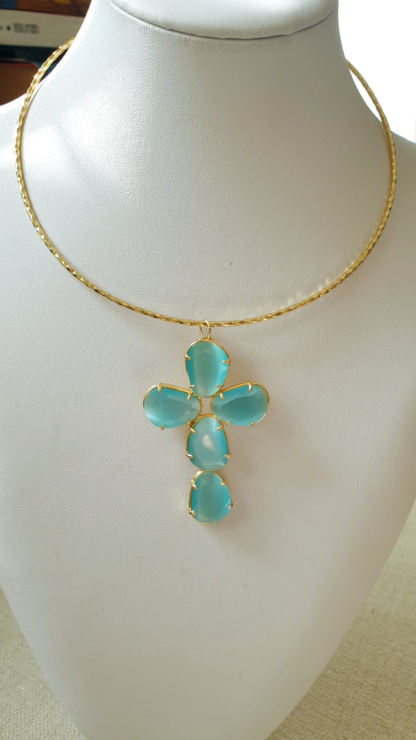 Collana in ottone con croce in occhio di gatto azzurra