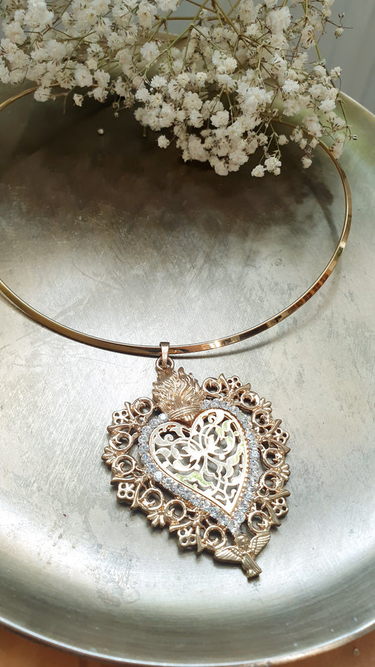 Collana in acciaio con cuore sacro e strass