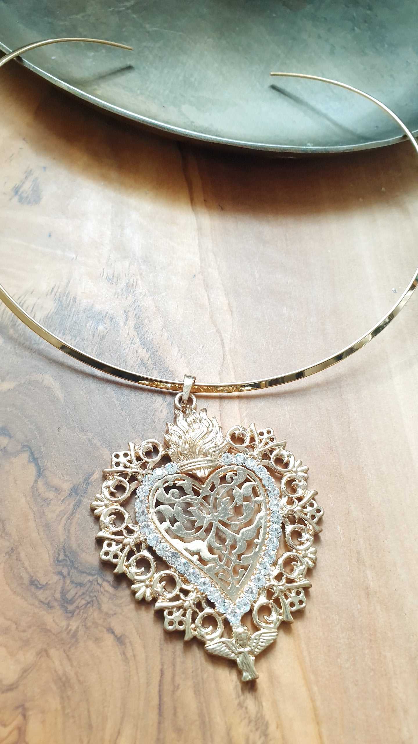 Collana in acciaio con cuore sacro e strass