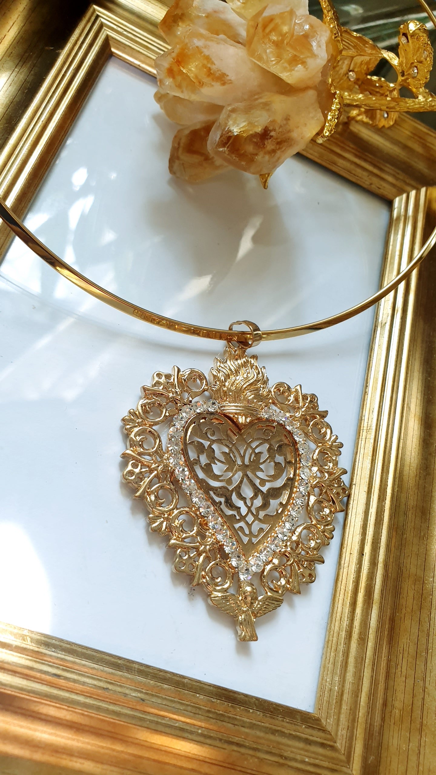 Collana in acciaio con cuore sacro e strass