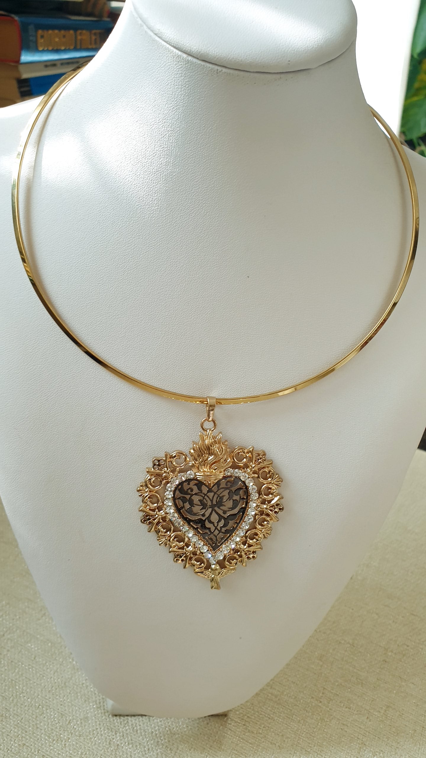Collana in acciaio con cuore sacro e strass
