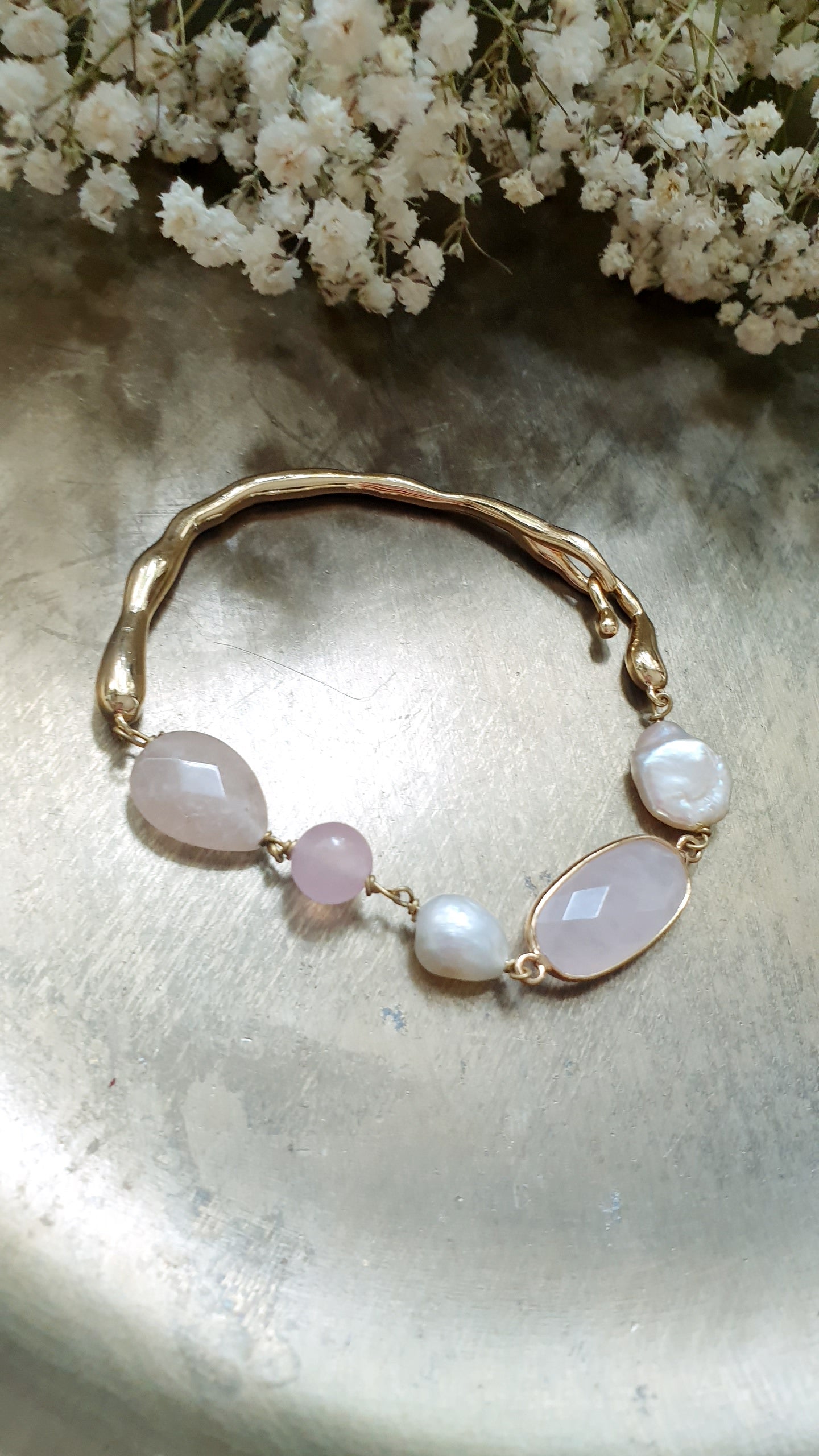Bracciale in ottone con quarzo rosa e perle