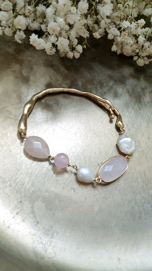 Bracciale in ottone con quarzo rosa e perle