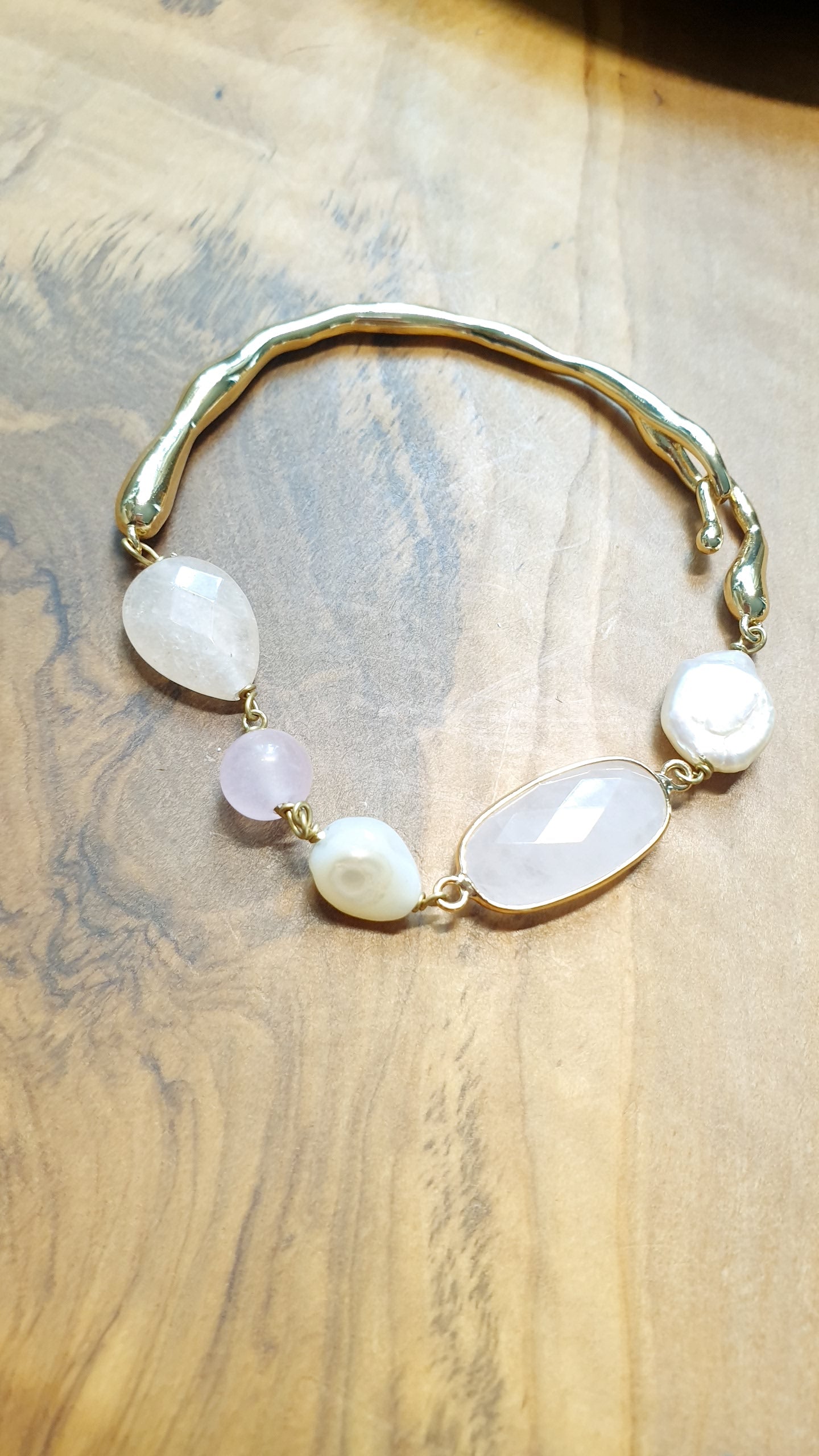 Bracciale in ottone con quarzo rosa e perle