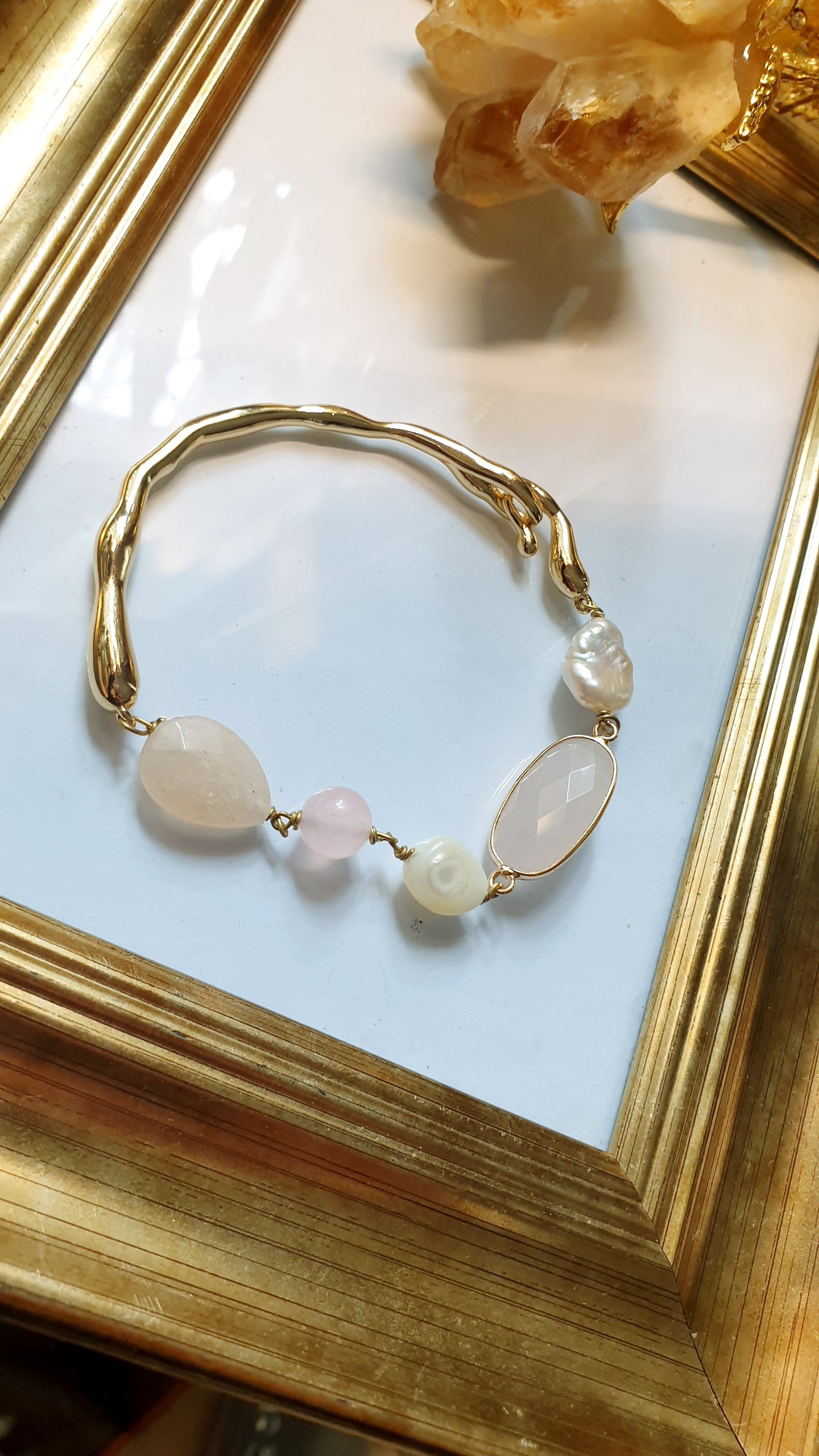 Bracciale in ottone con quarzo rosa e perle
