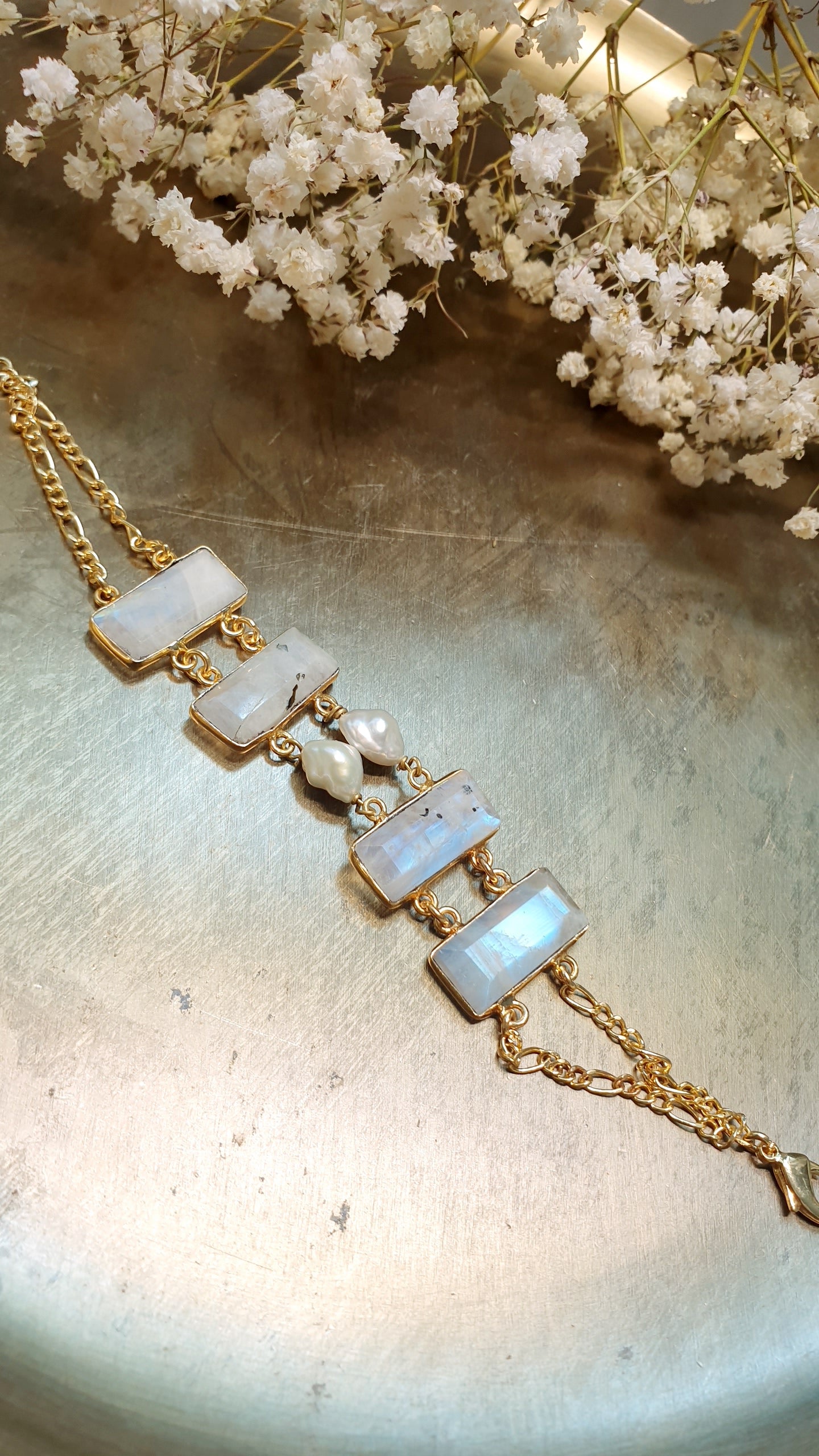Bracciale in ottone con pietra di luna e perle