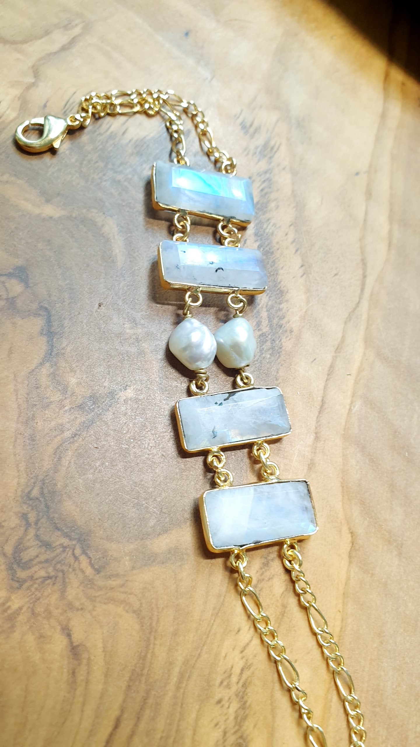 Bracciale in ottone con pietra di luna e perle