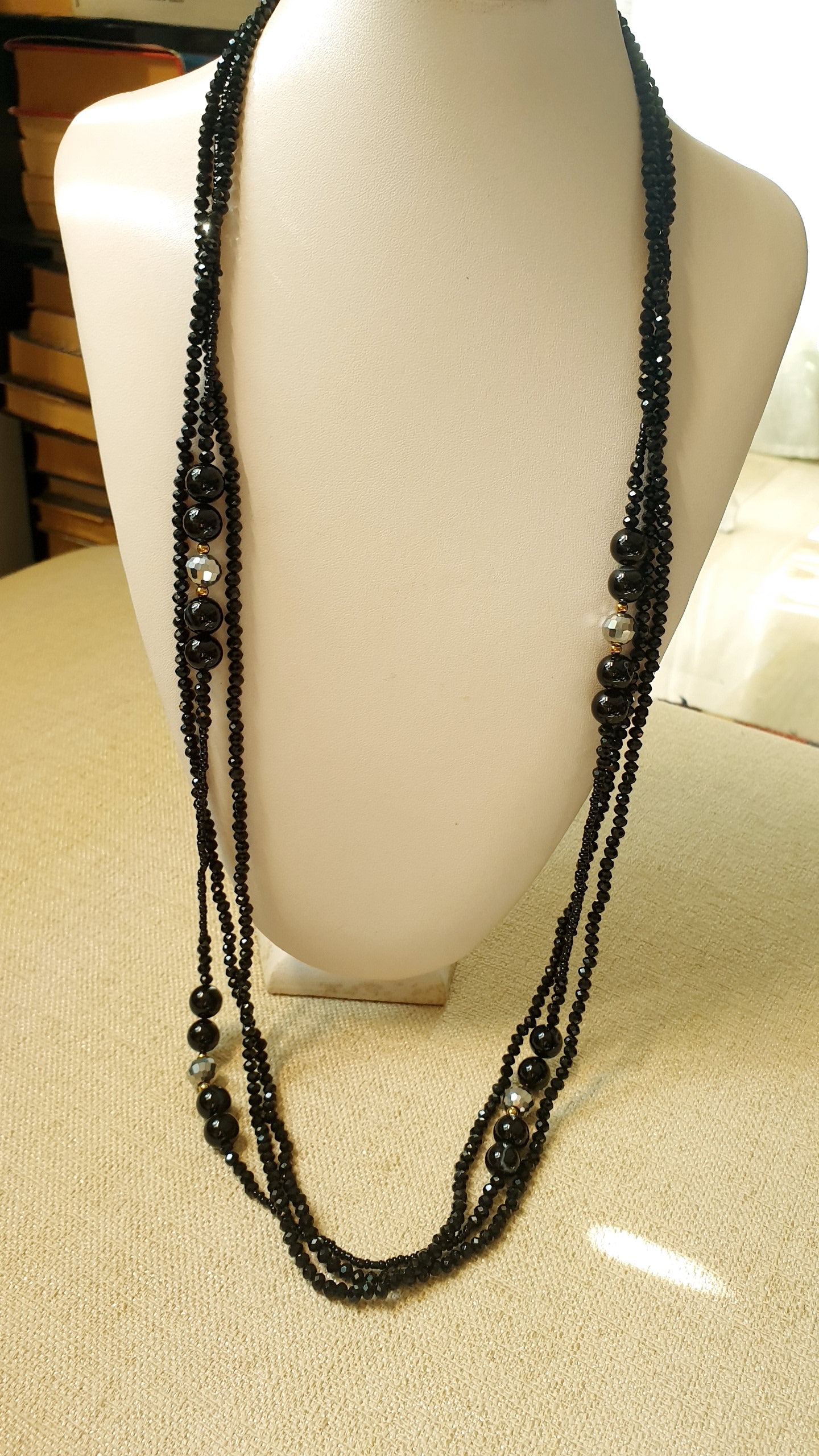 Lunga collana a 3 fili  con cristallini e agate