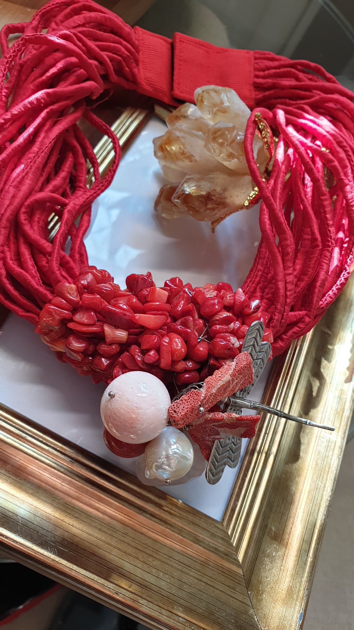 Girocollo in seta rossa con pietre dure e argento