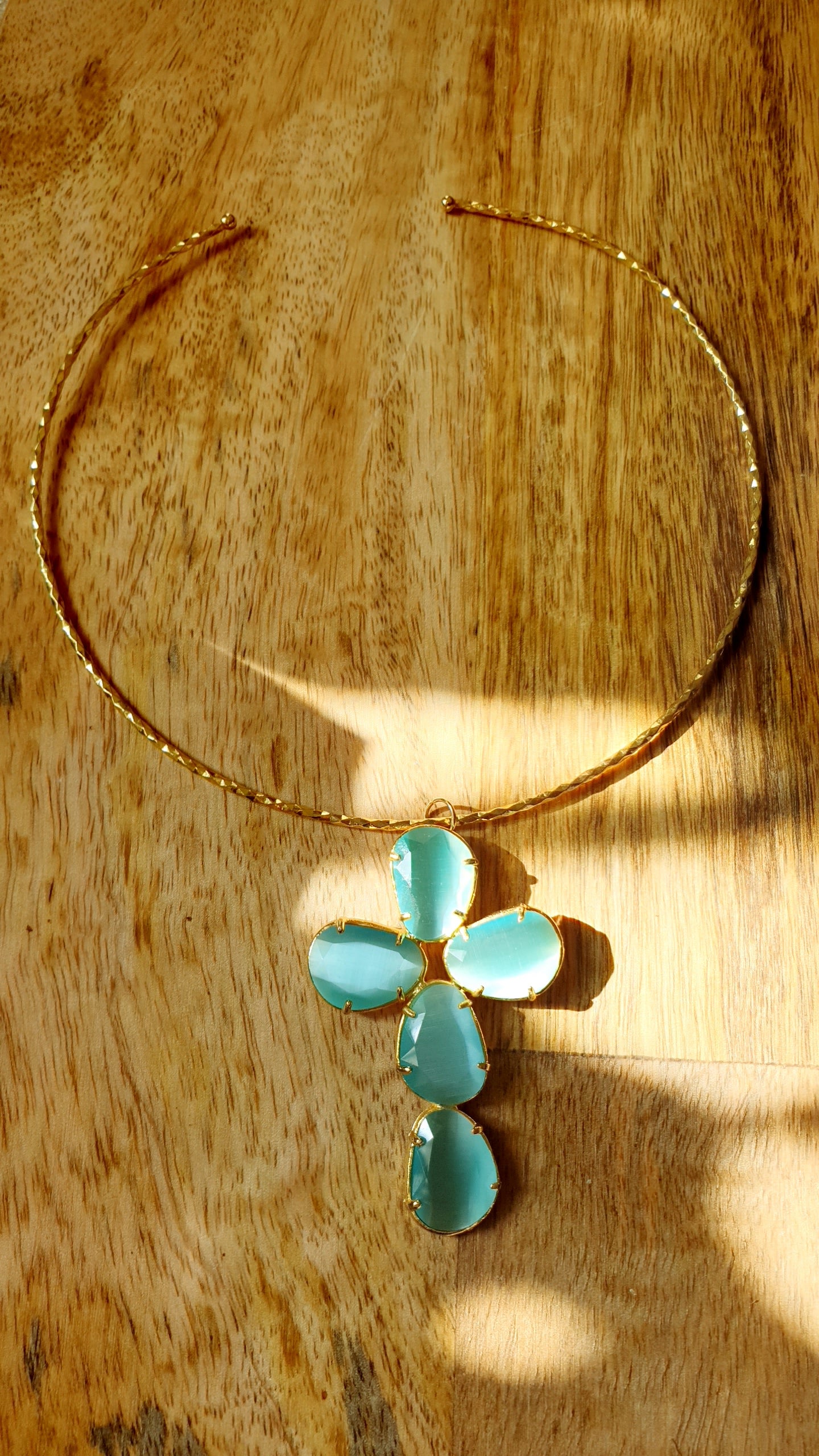 Collana in ottone con croce in occhio di gatto azzurra