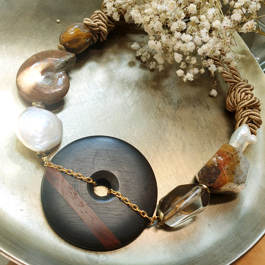 Collana in seta con perle, amonite, agate, quarzo fumo,legno.