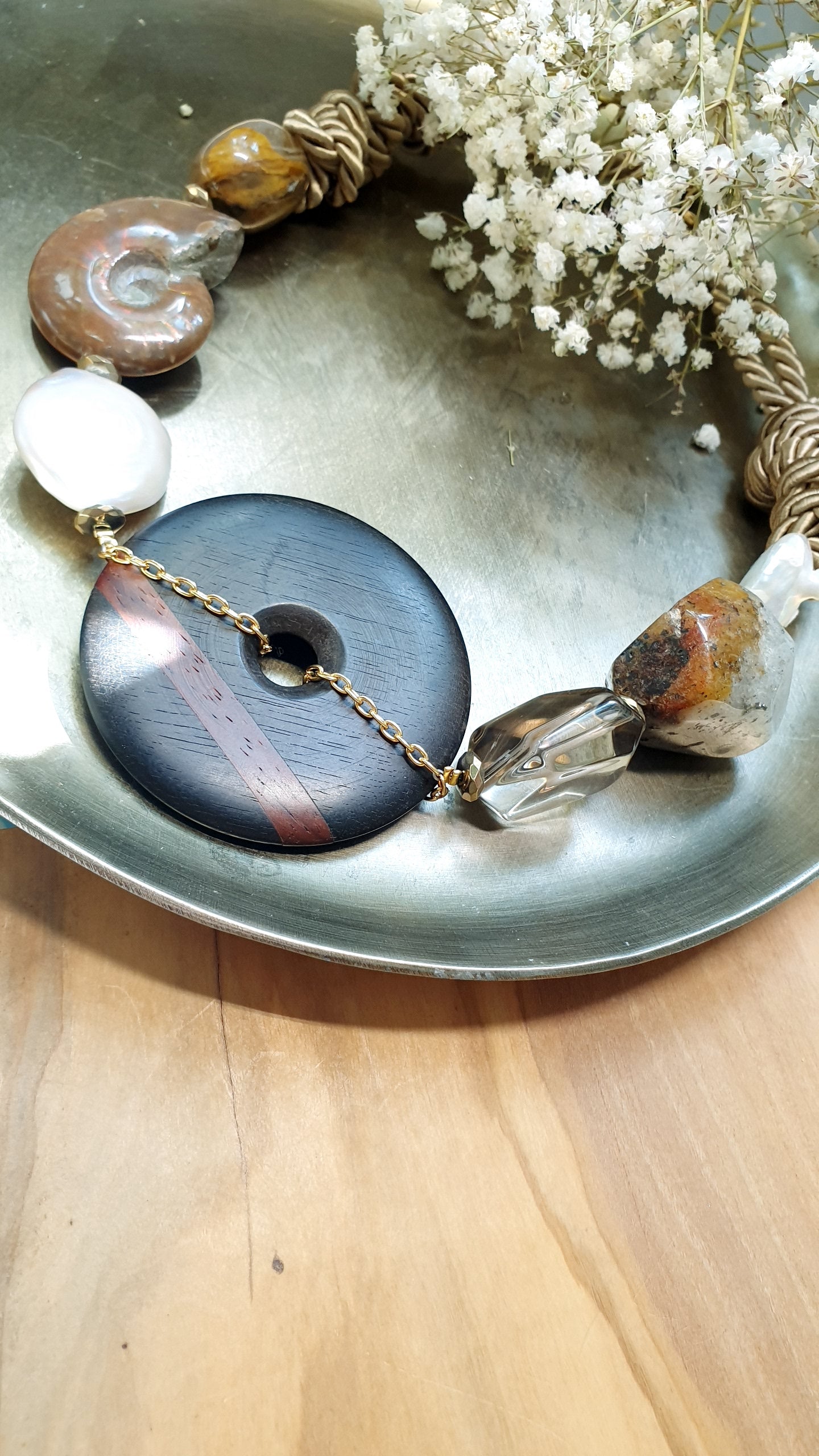 Collana in seta con perle, amonite, agate, quarzo fumo,legno.