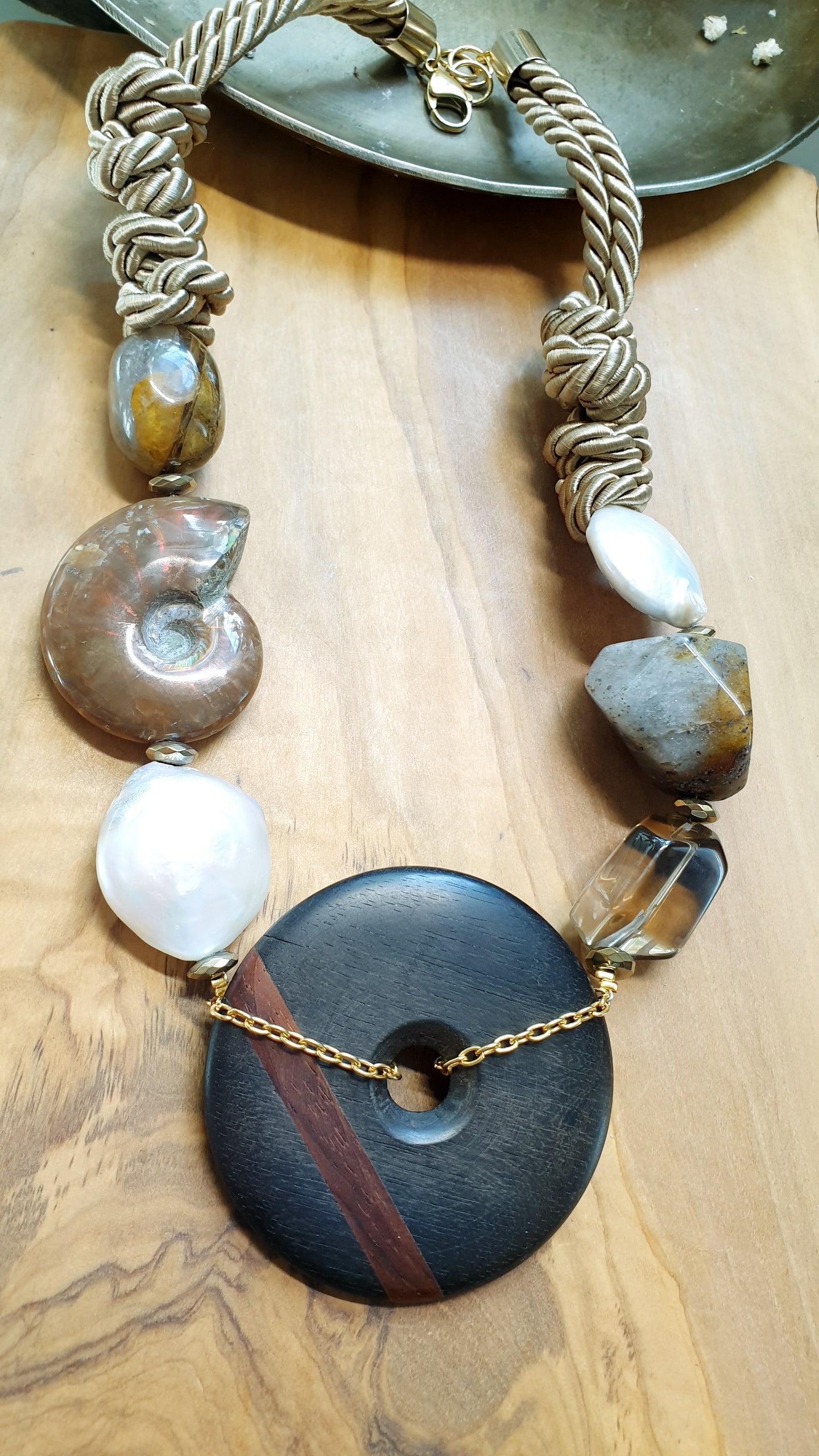 Collana in seta con perle, amonite, agate, quarzo fumo,legno.