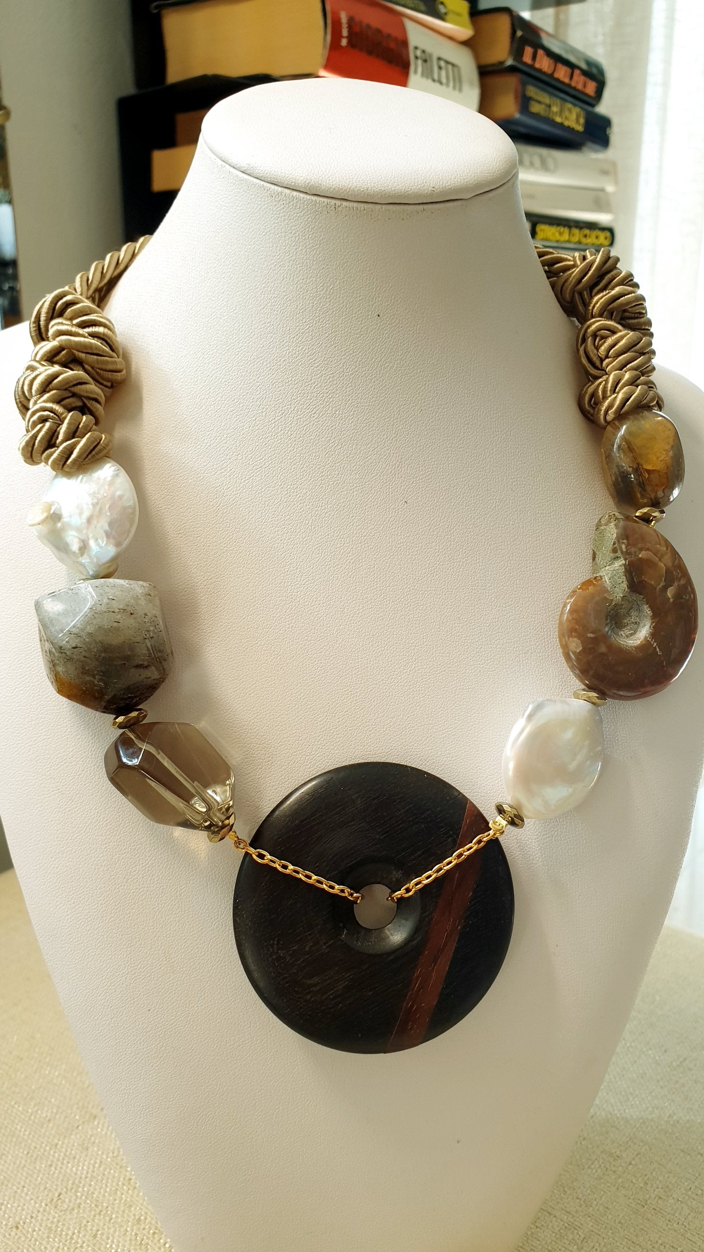 Collana in seta con perle, amonite, agate, quarzo fumo,legno.