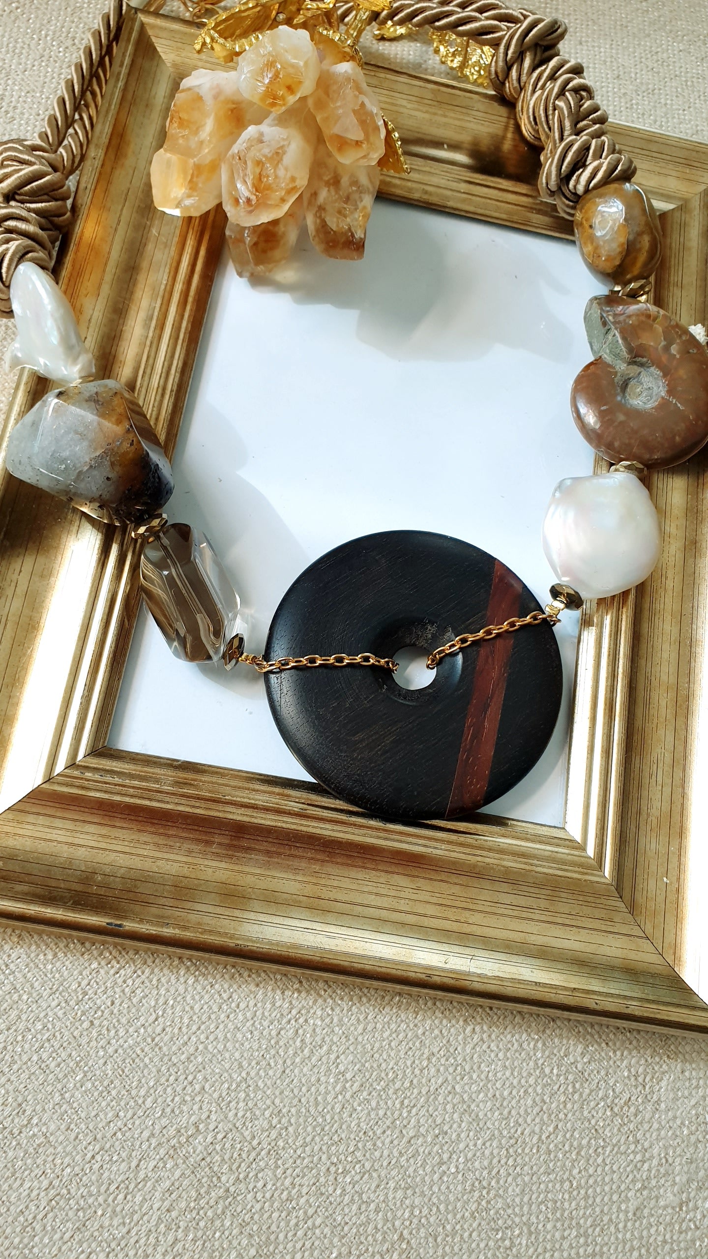 Collana in seta con perle, amonite, agate, quarzo fumo,legno.