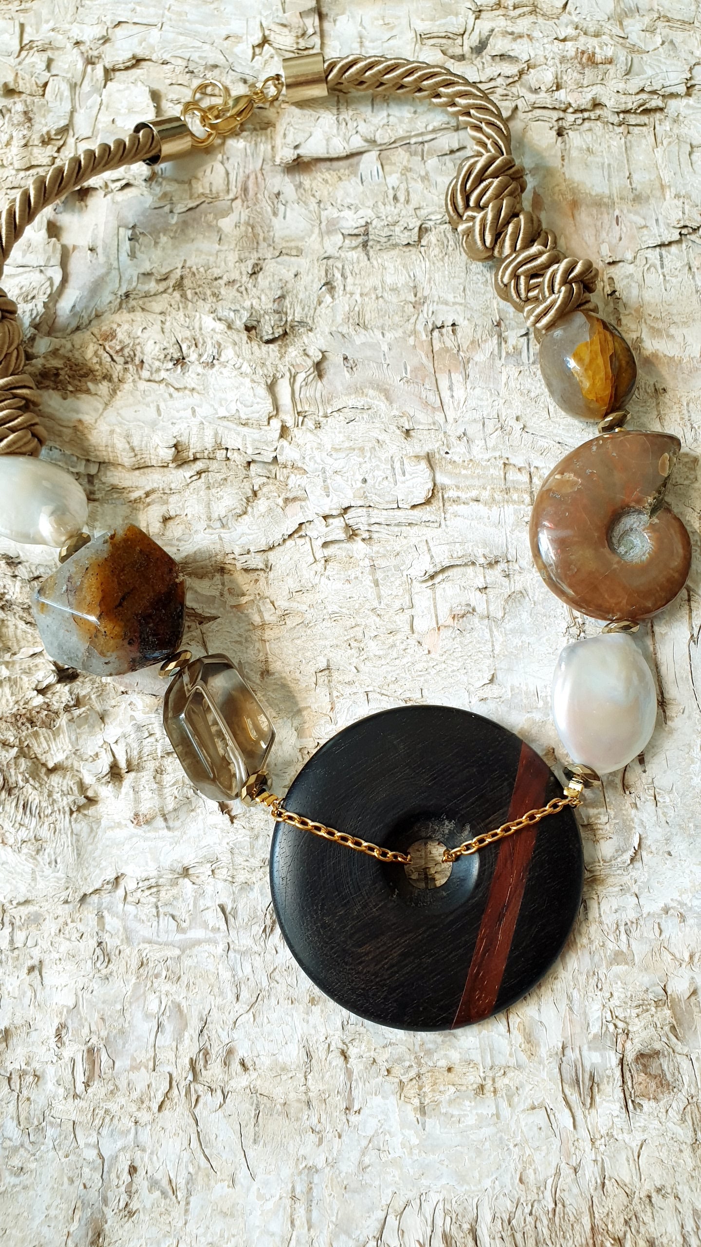 Collana in seta con perle, amonite, agate, quarzo fumo,legno.