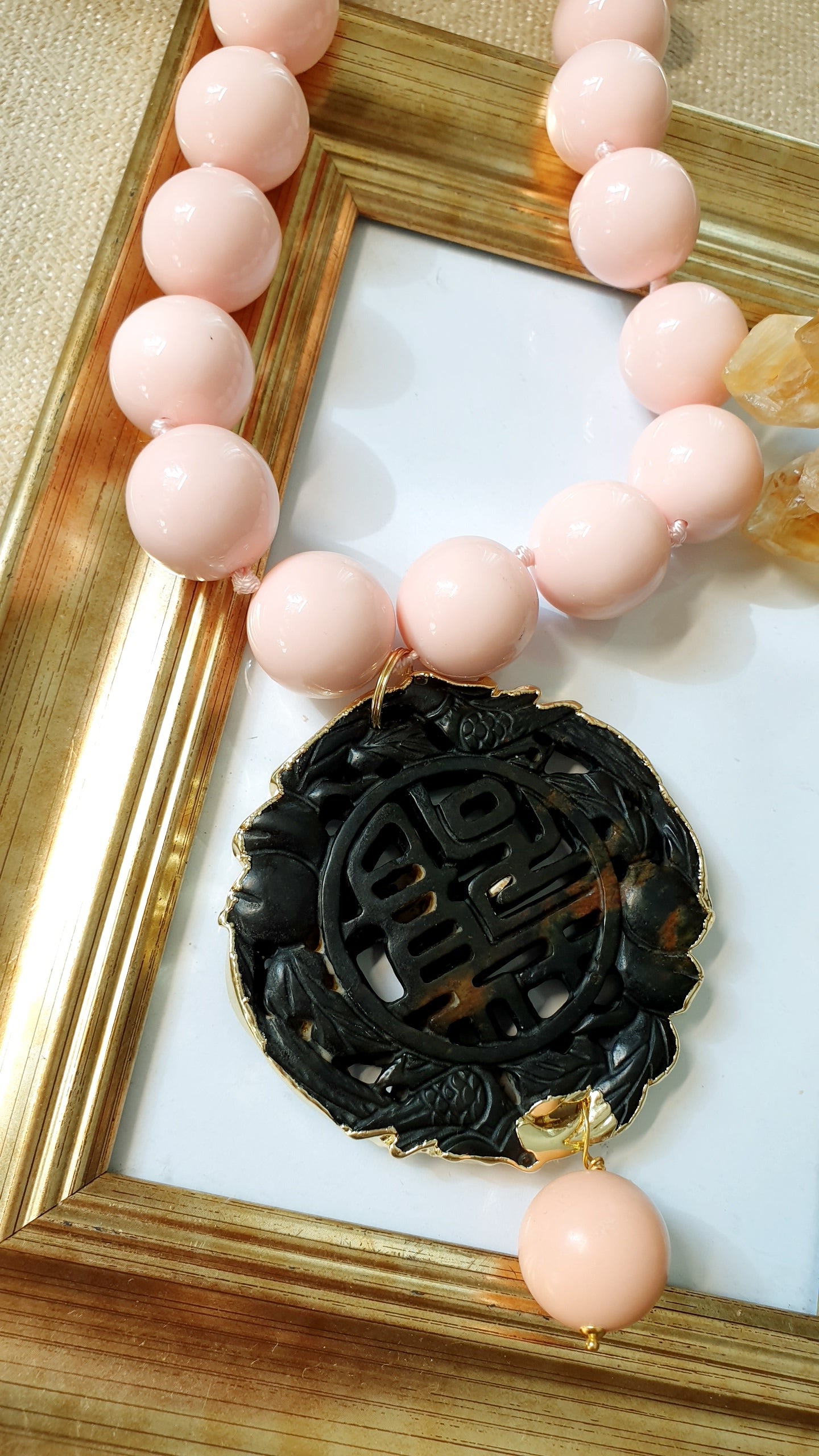 Girocollo in resina rosa con giada intagliata