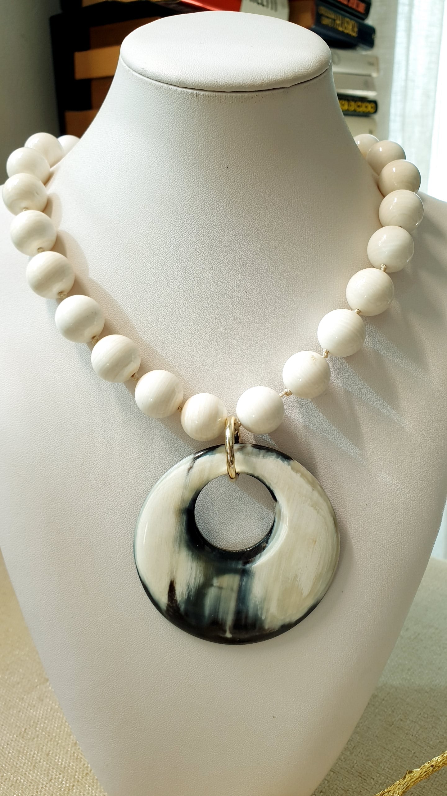 Collana di agata con corno