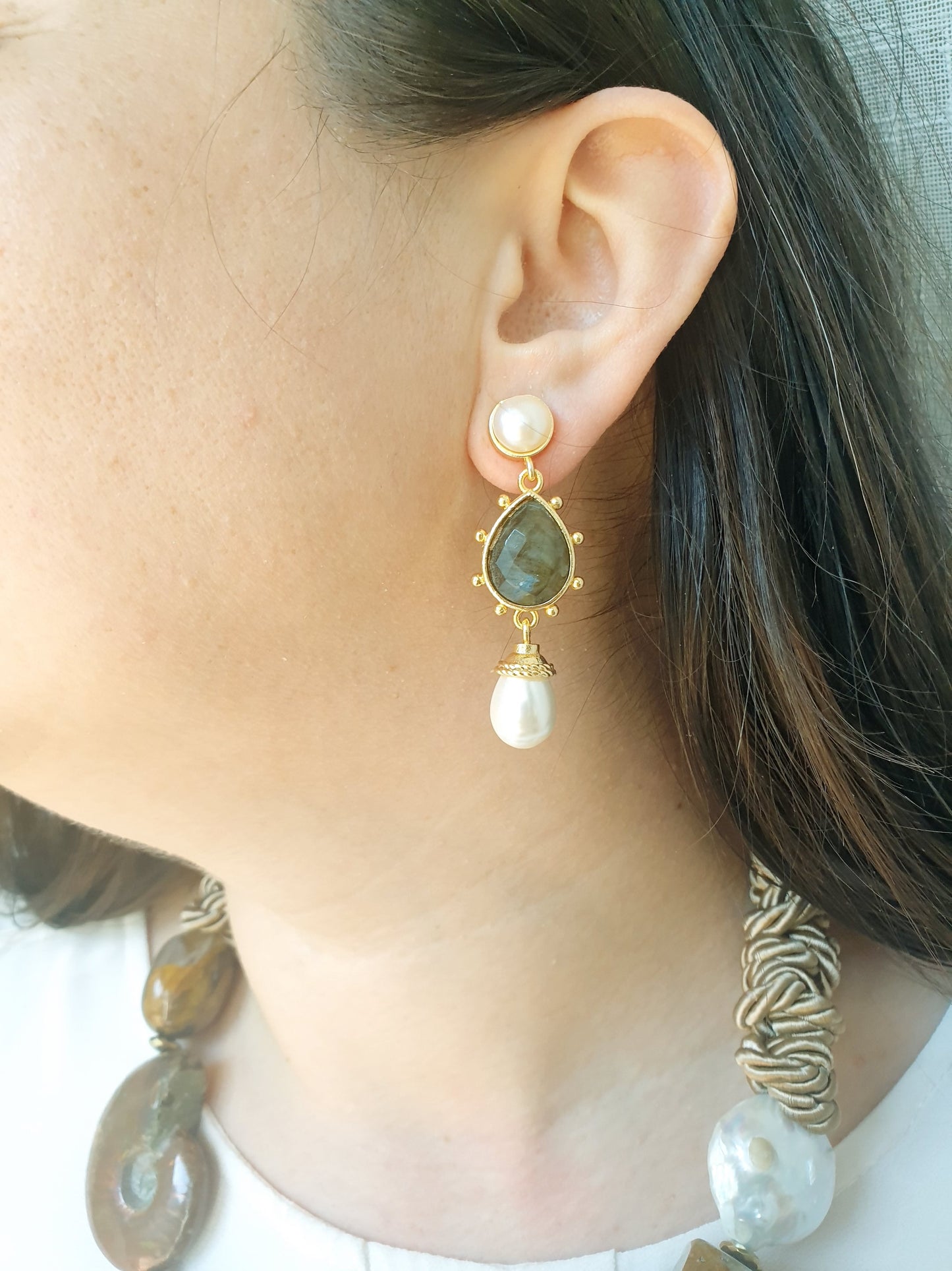 Orecchini in ottone con labradorite e perle