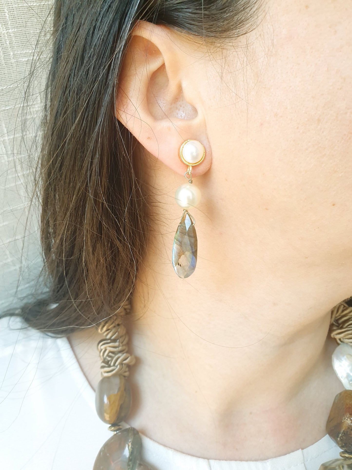 Orecchini in ottone con labradorite e perle