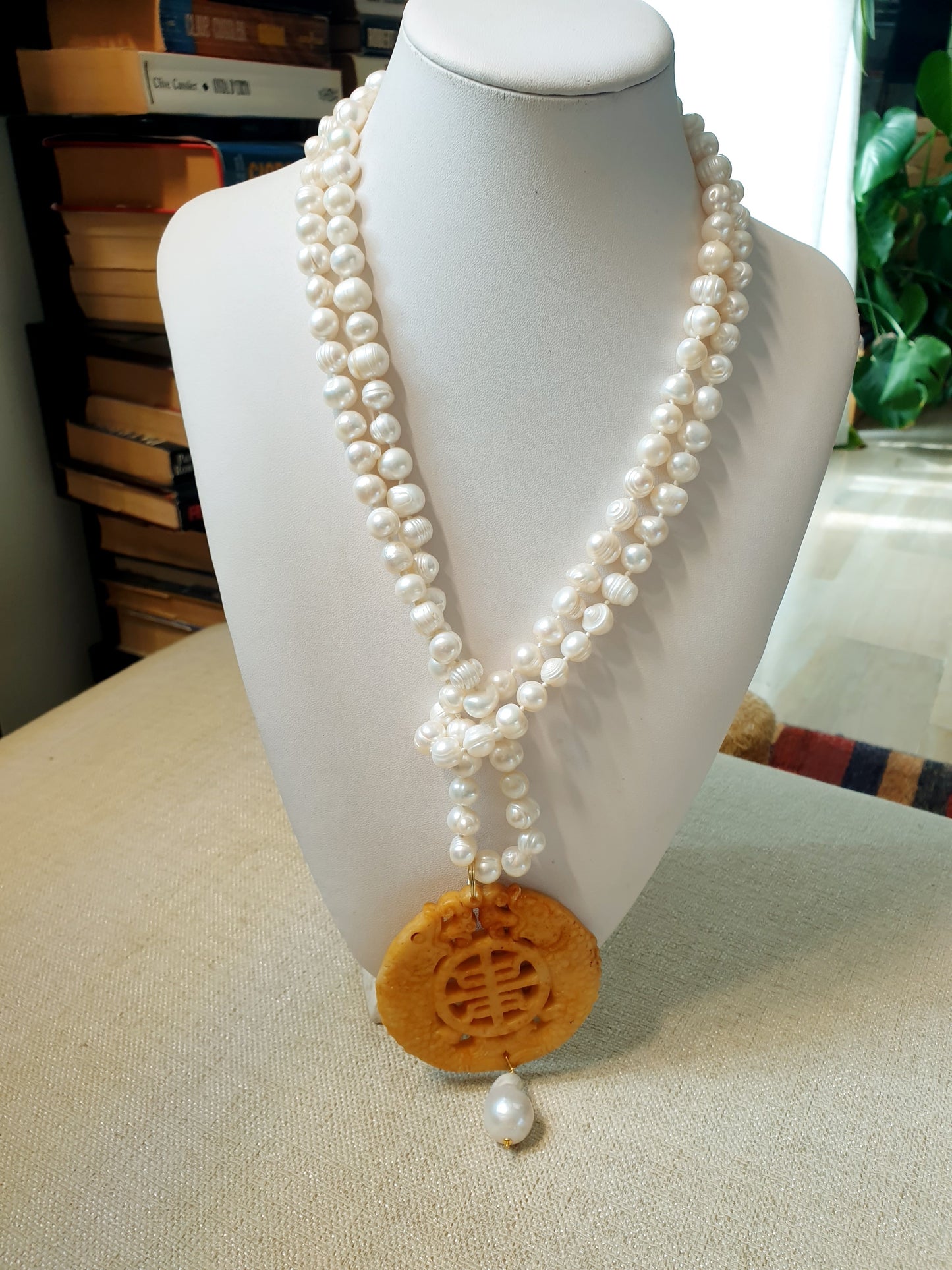 Lunga collana di perle di fiume con giada e pela barocca