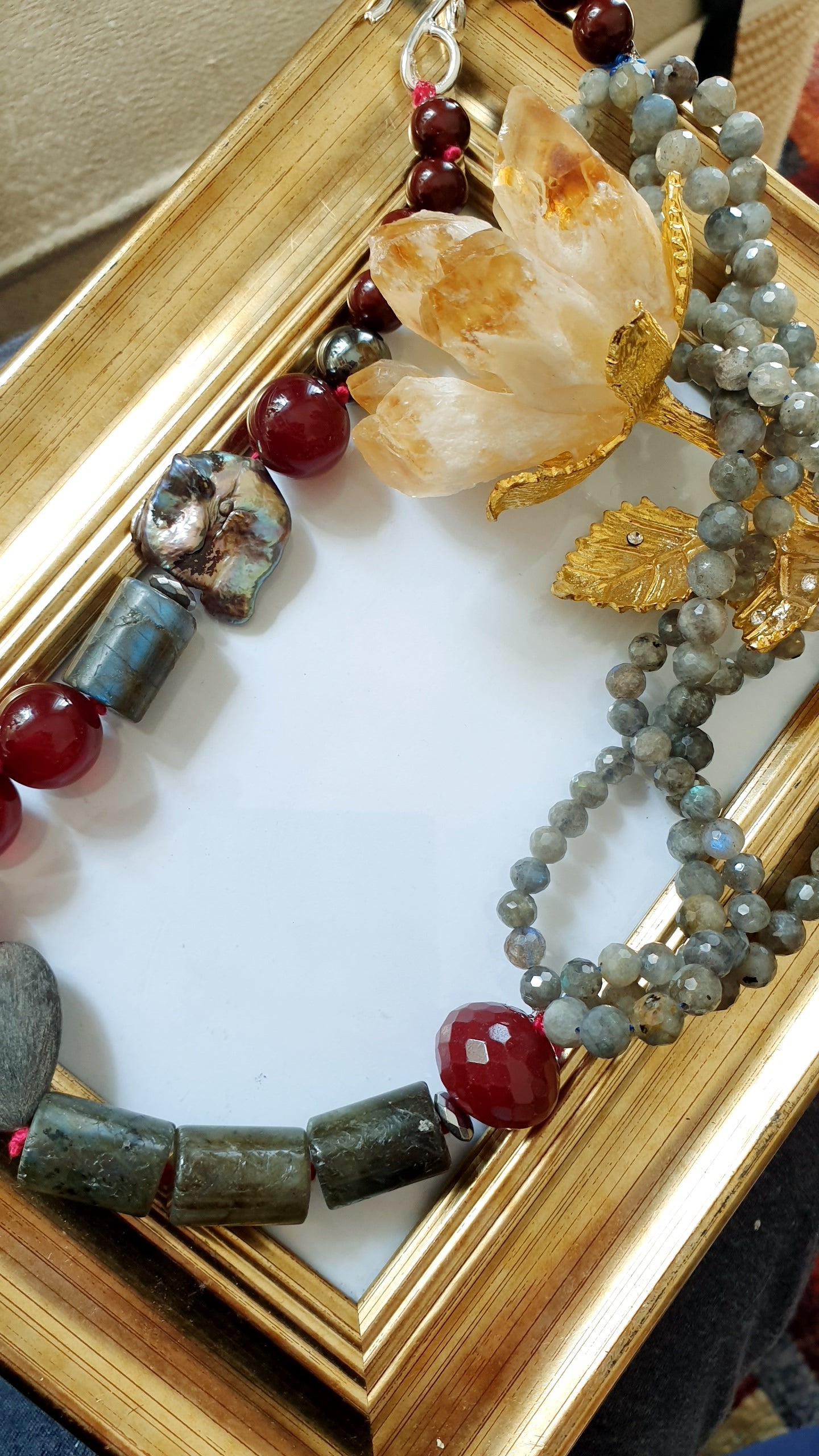 Girocollo con labradorite, giada,agata, radice di rubino