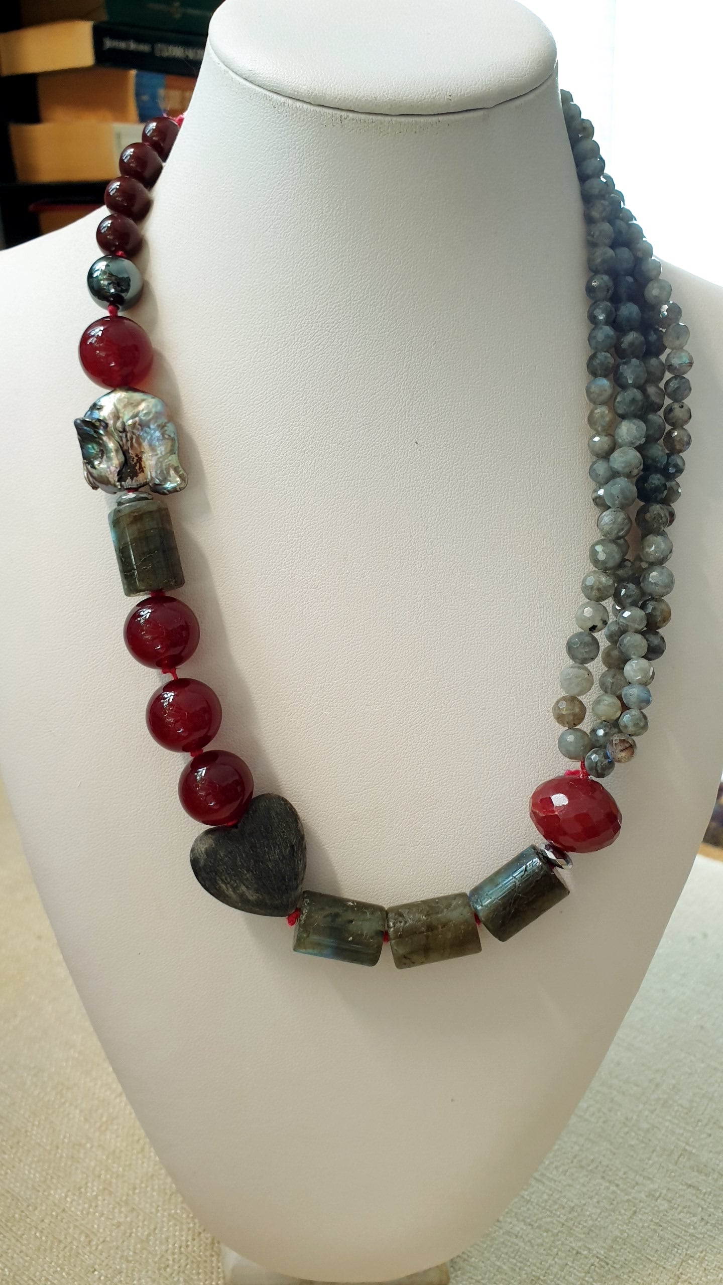 Girocollo con labradorite, giada,agata, radice di rubino