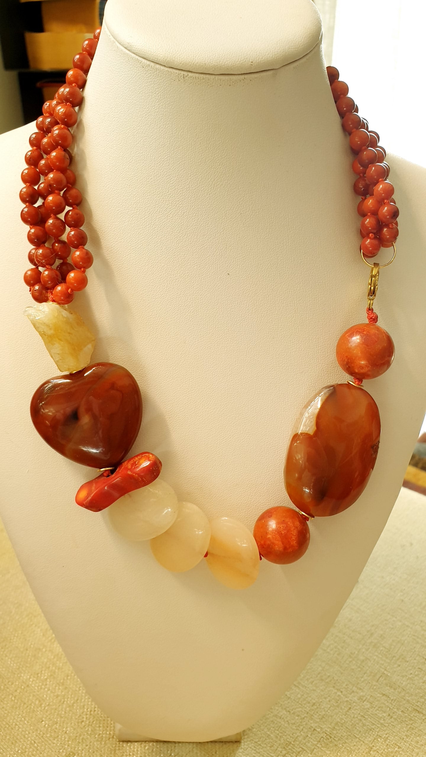 Girocollo con corallo, corniola, quarzo citrino, madrepora.