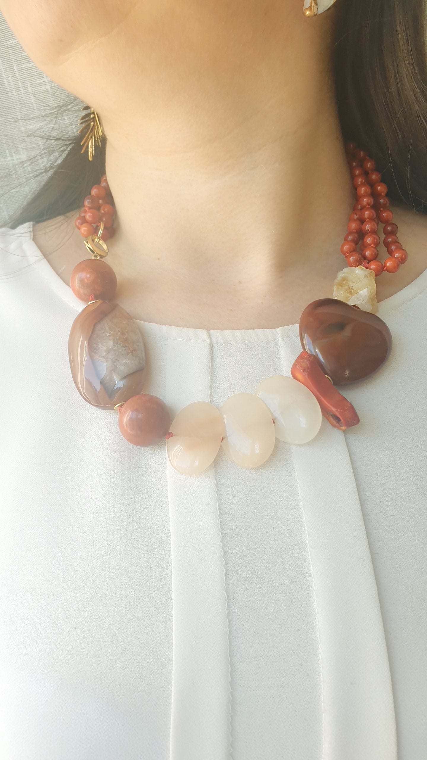 Girocollo con corallo, corniola, quarzo citrino, madrepora.