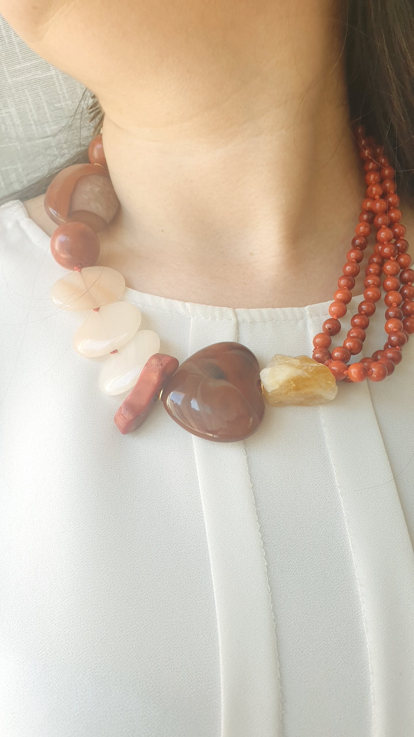 Girocollo con corallo, corniola, quarzo citrino, madrepora.