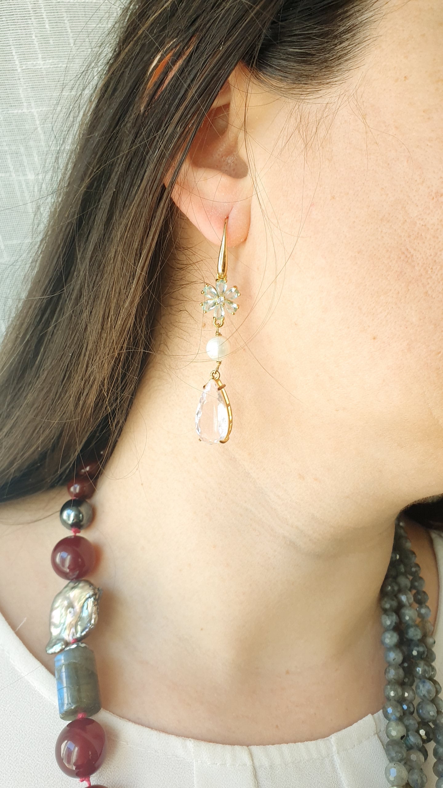 Orecchini in ottone con perle e cristalli