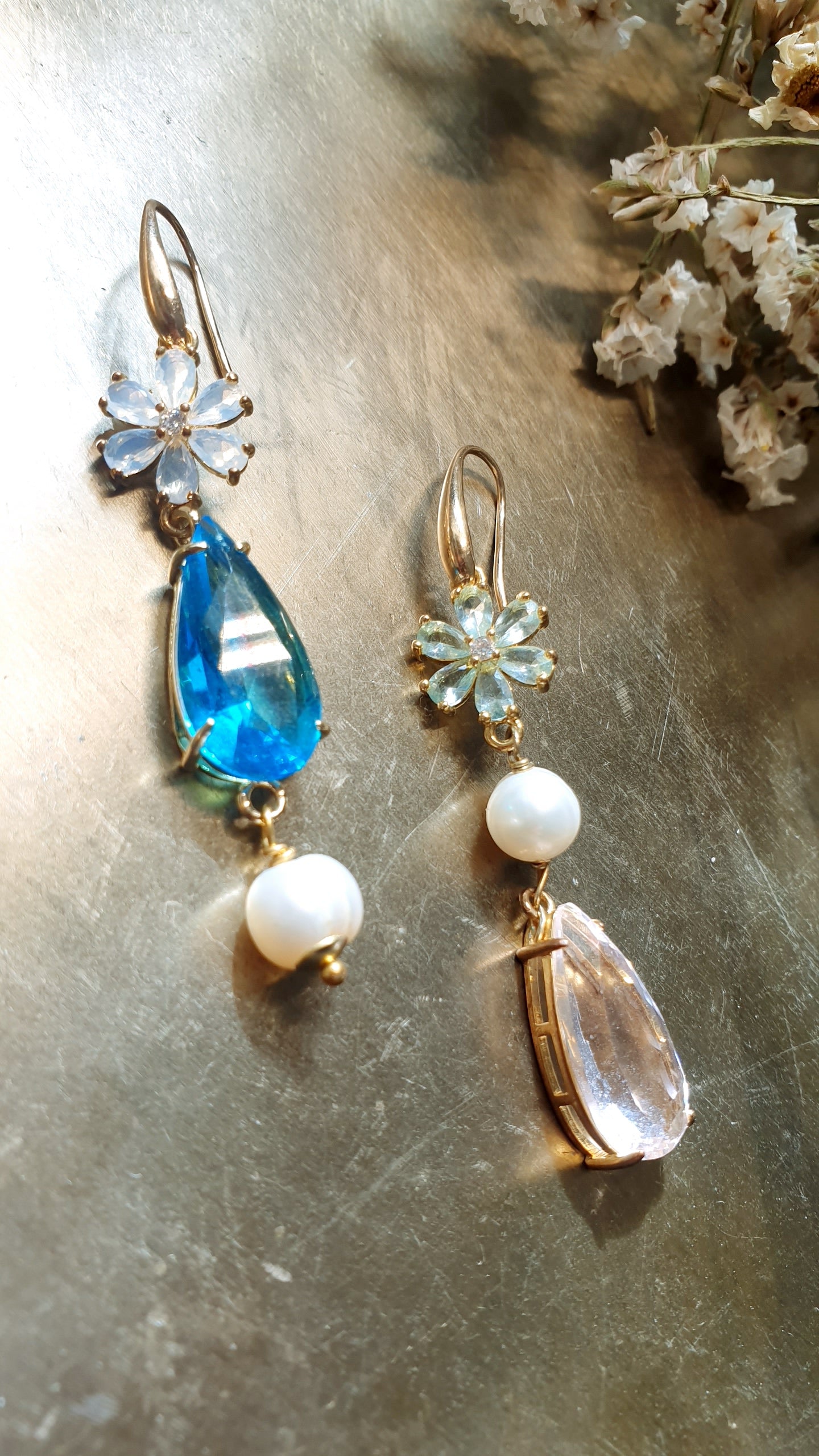 Orecchini in ottone con perle e cristalli