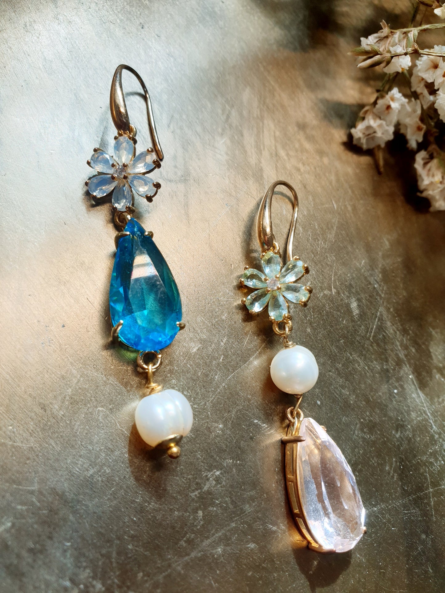 Orecchini in ottone con perle e cristalli