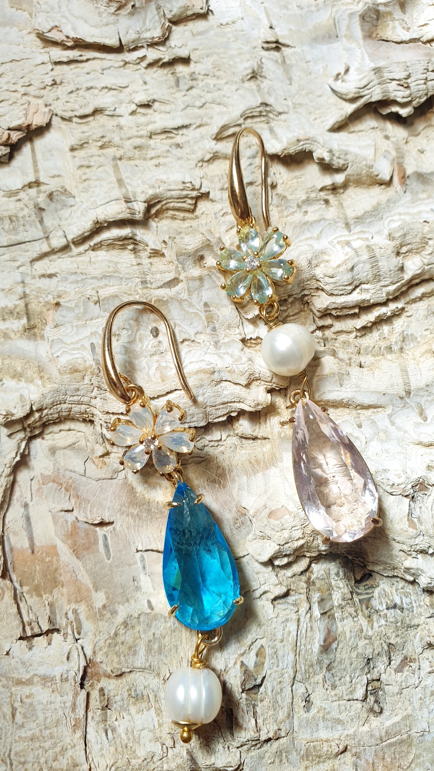 Orecchini in ottone con perle e cristalli