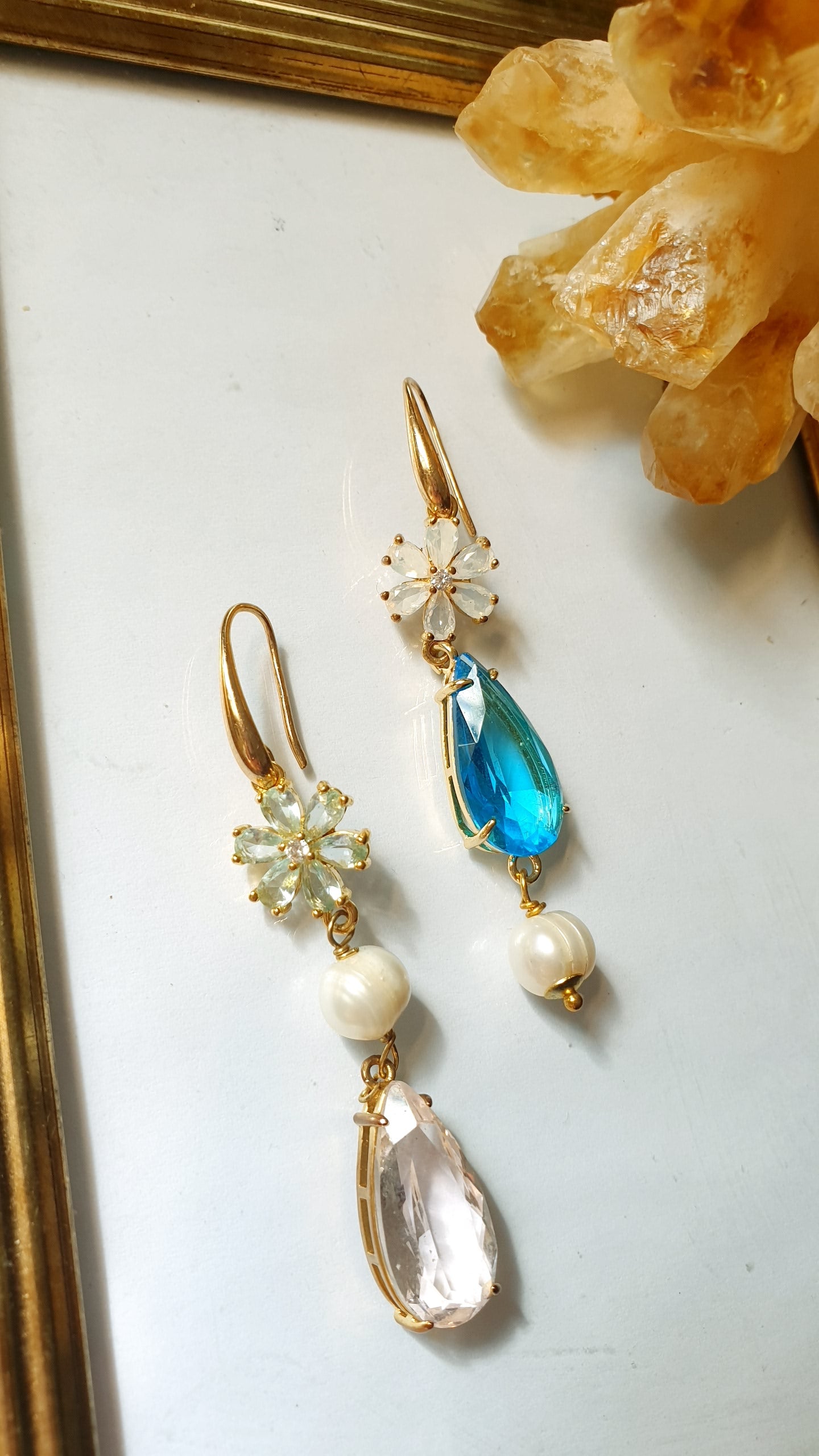 Orecchini in ottone con perle e cristalli
