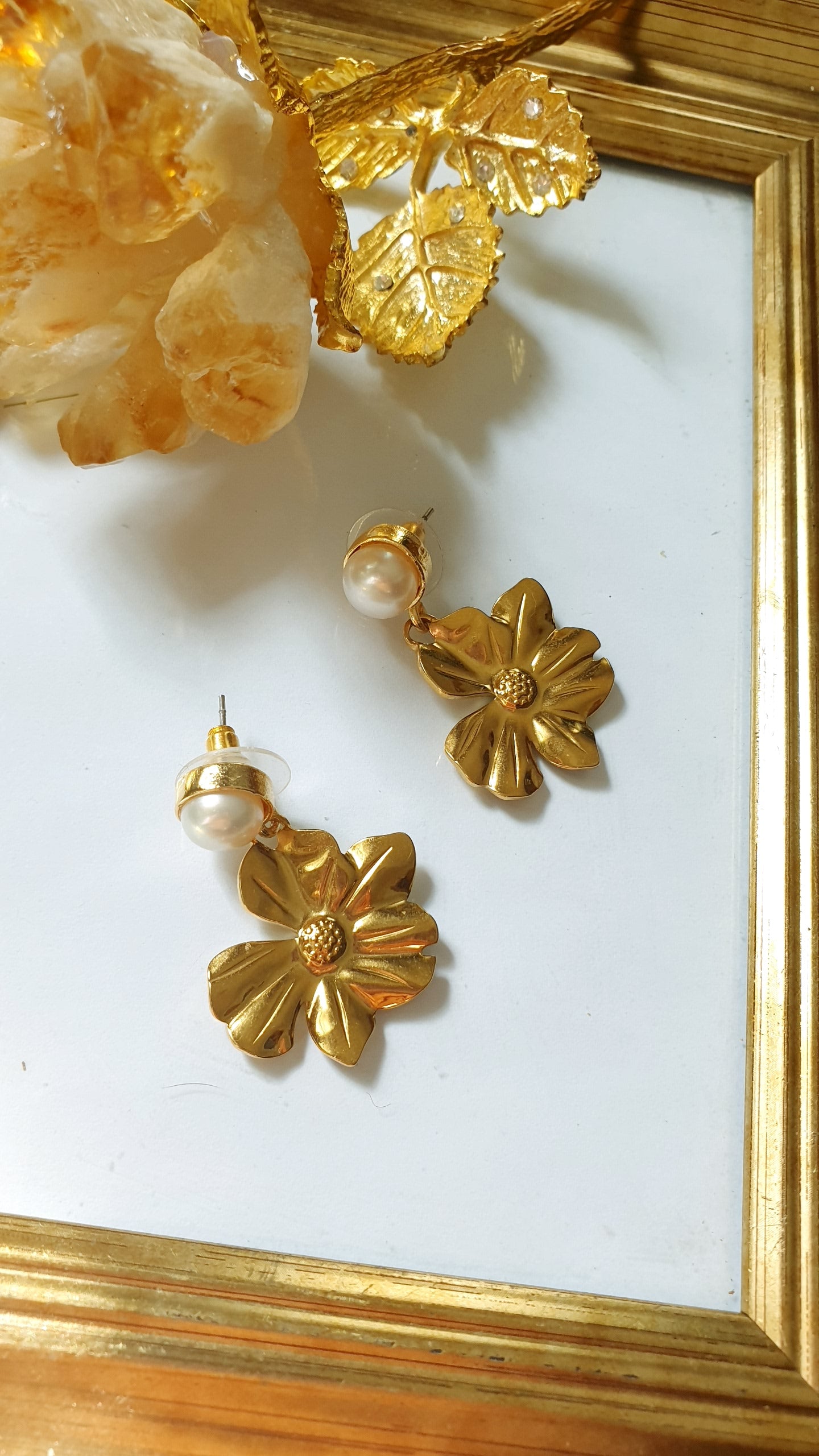 Orecchini fiore in metallo con perle