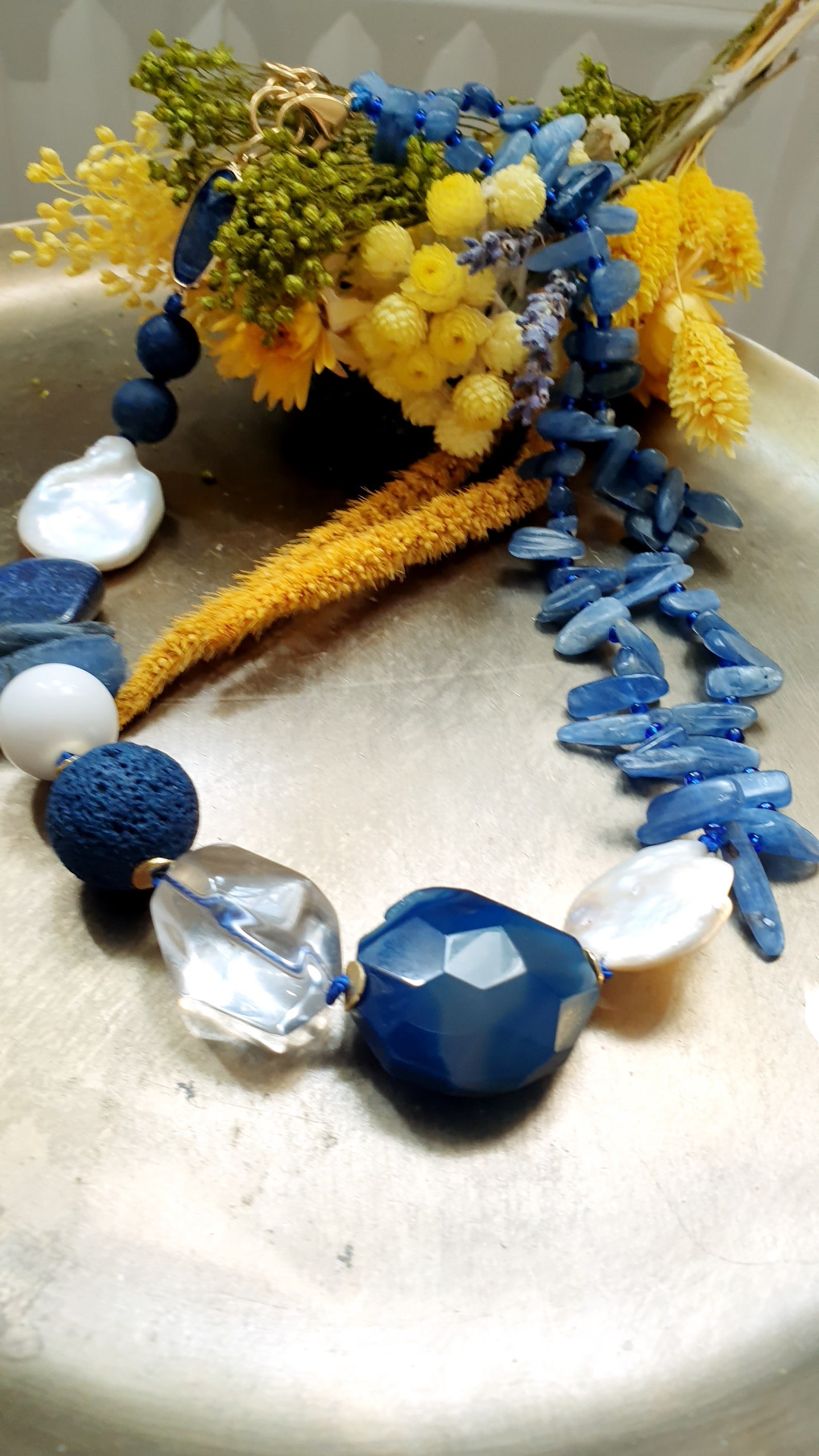 Girocollo con cianite, lapis, perle, agate, quarzo.