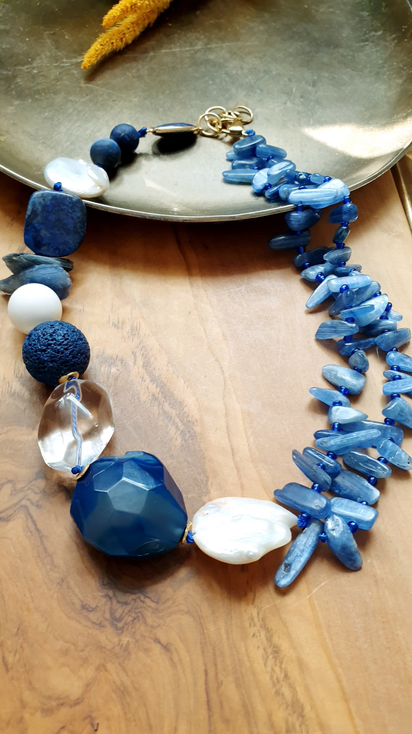 Girocollo con cianite, lapis, perle, agate, quarzo.