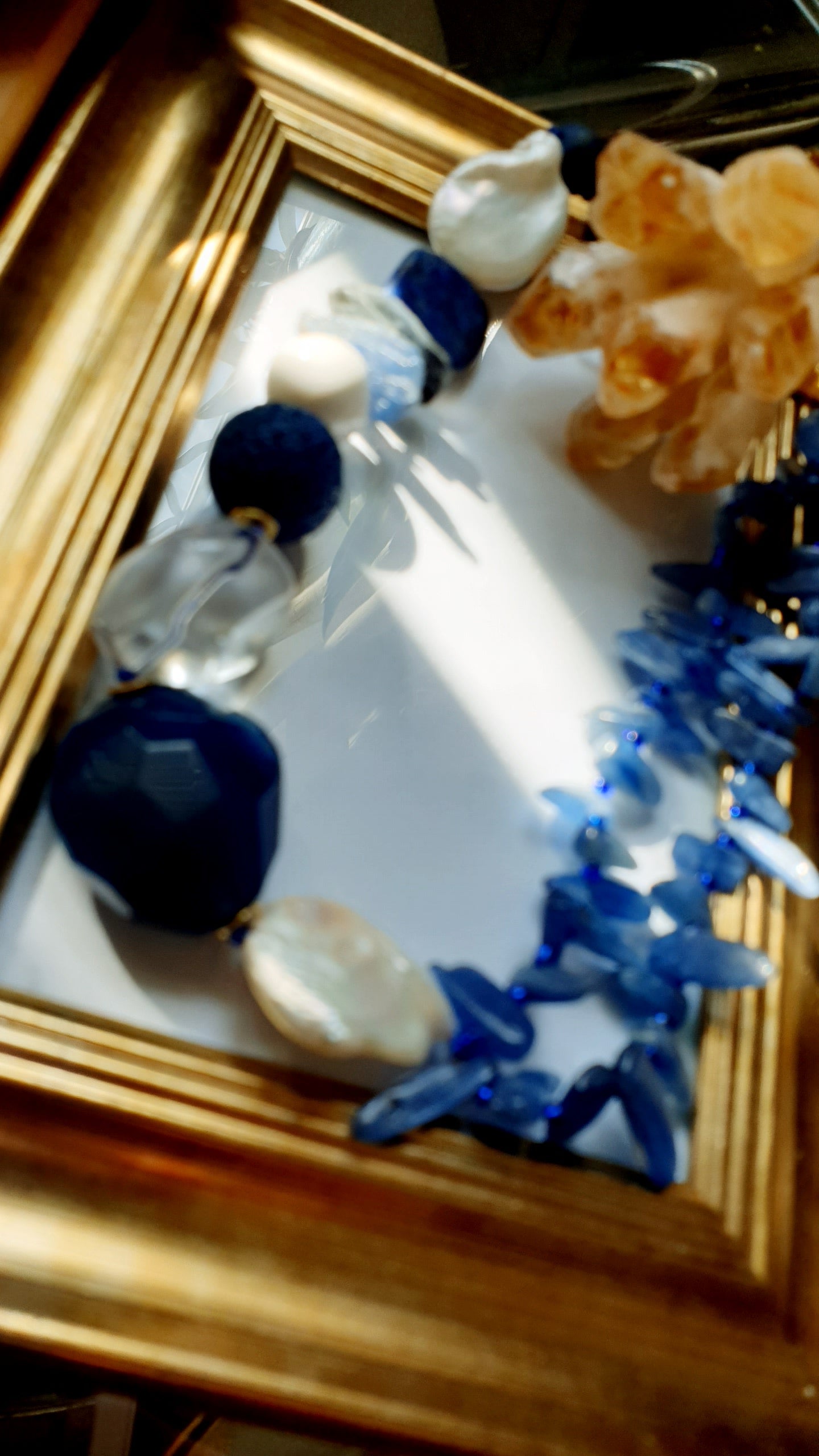 Girocollo con cianite, lapis, perle, agate, quarzo.
