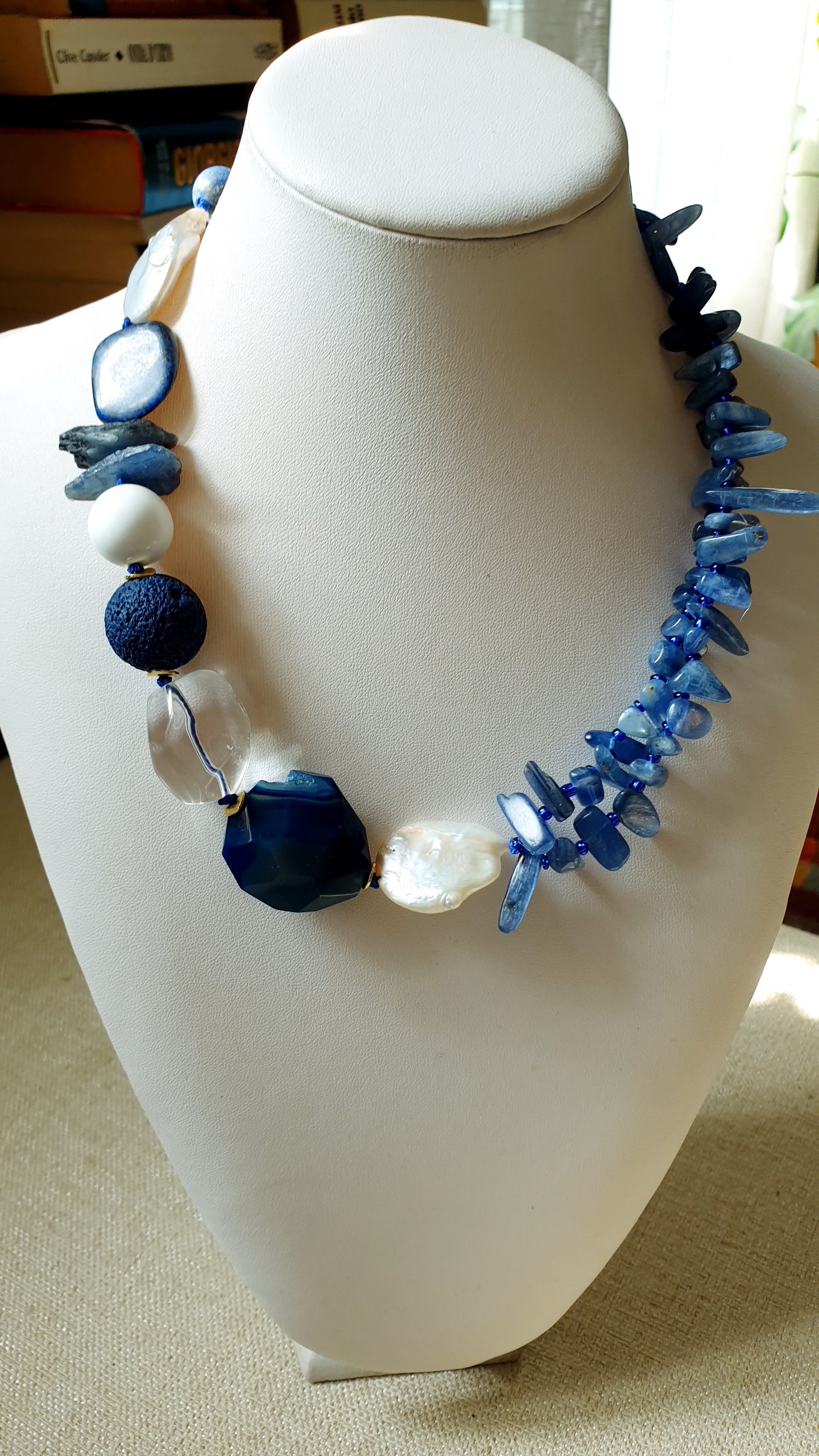 Girocollo con cianite, lapis, perle, agate, quarzo.