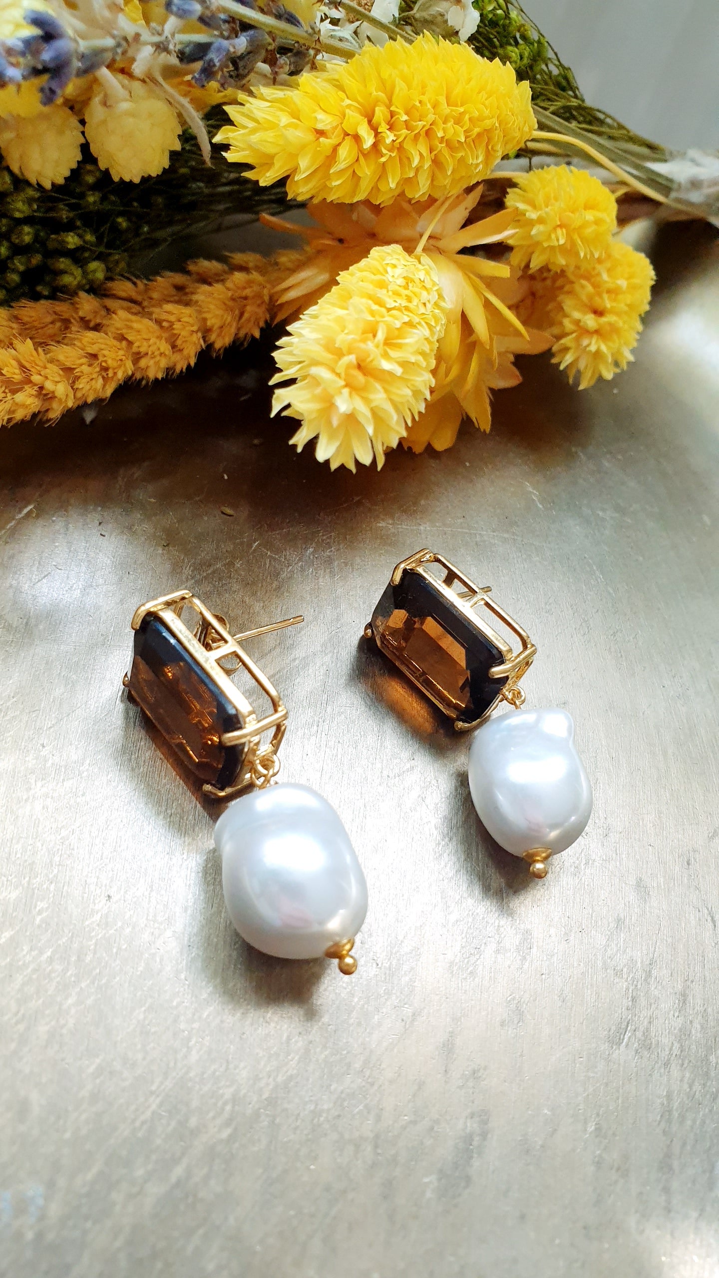 Orecchini in ottone con cristalli e perle